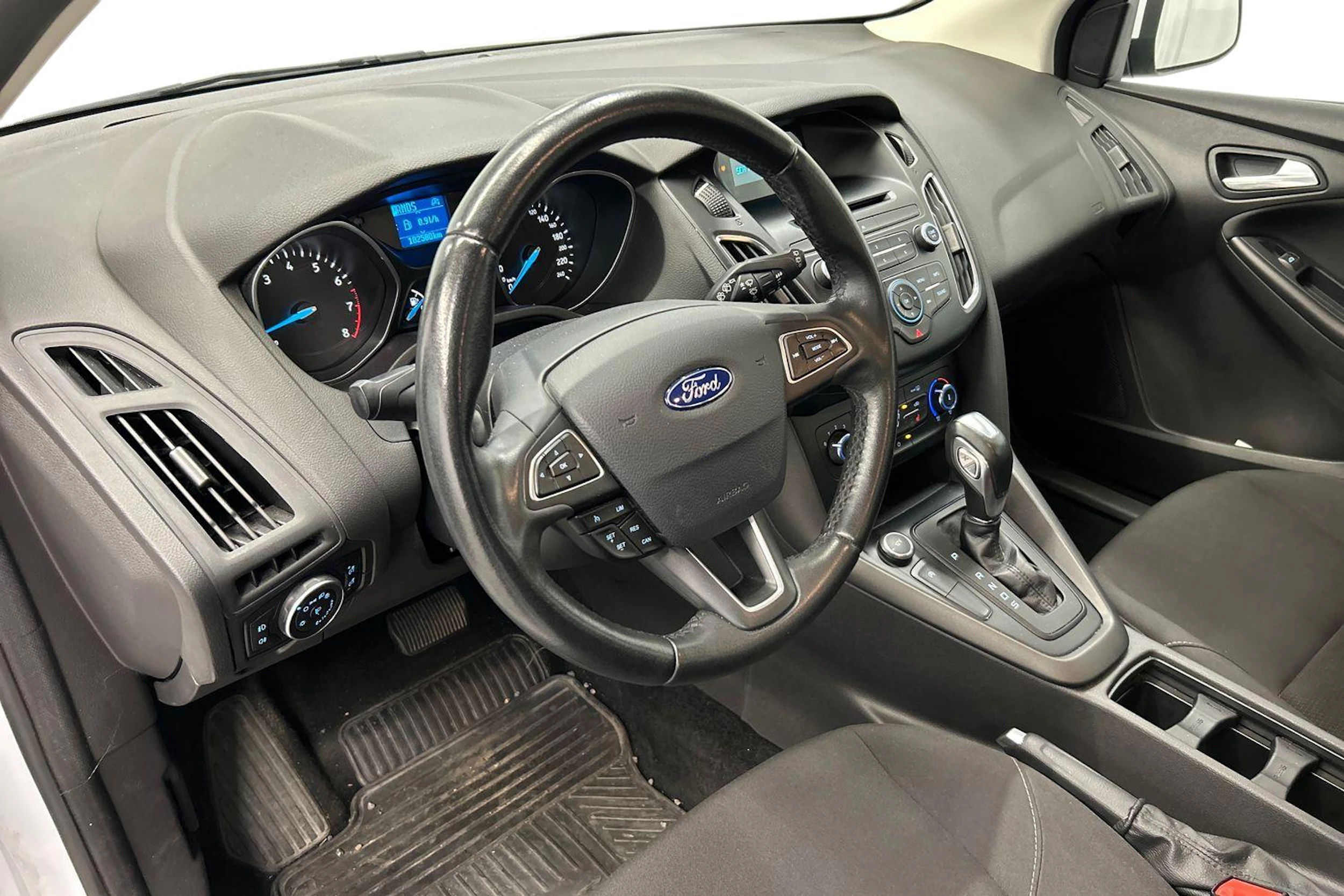valkoinen Ford Focus 2017 kuva 6.