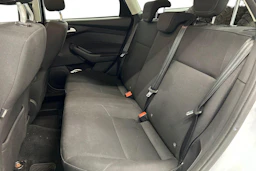 valkoinen Ford Focus 2017 kuva 8.
