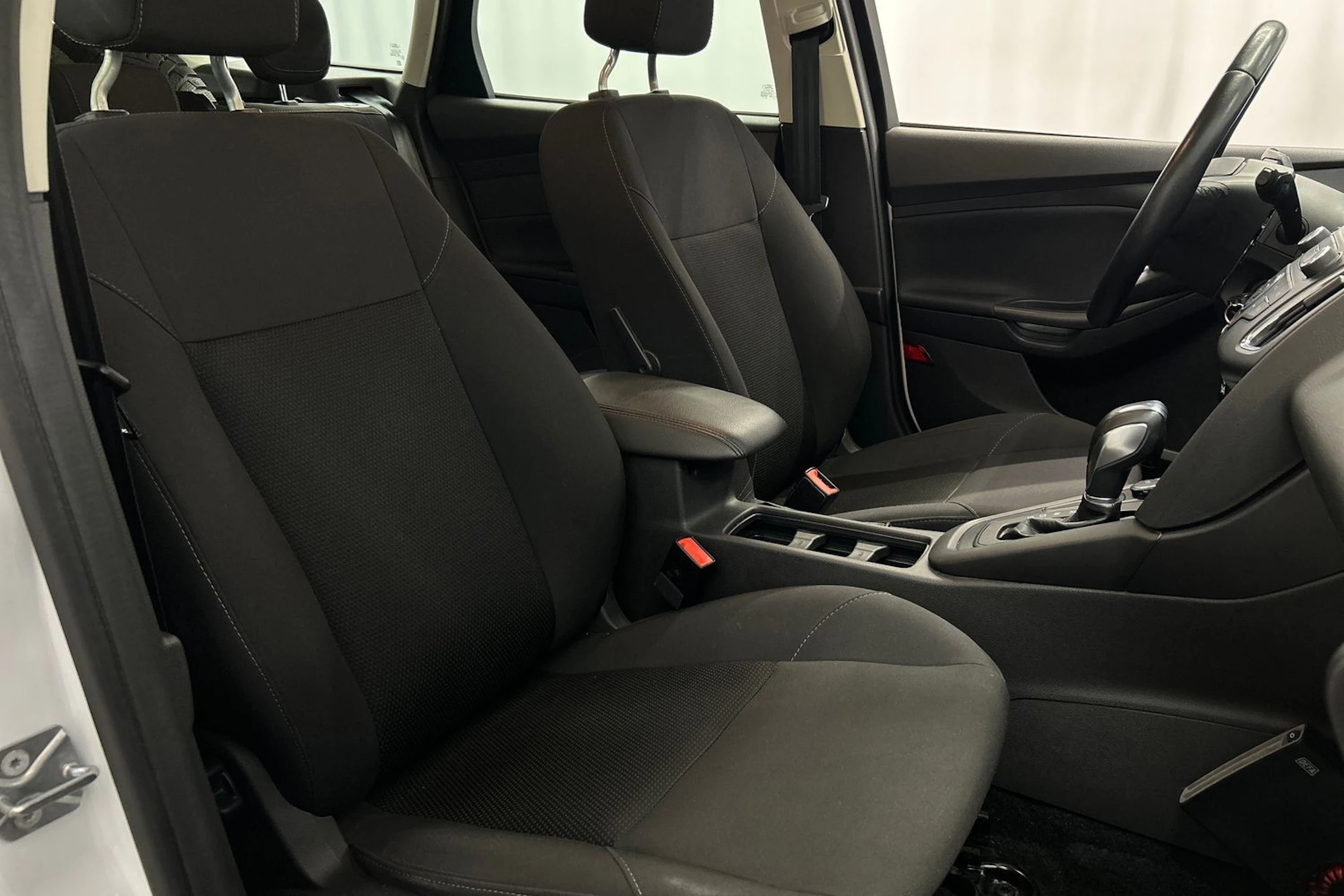valkoinen Ford Focus 2017 kuva 11.