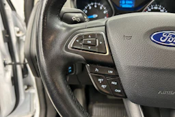 valkoinen Ford Focus 2017 kuva 15.