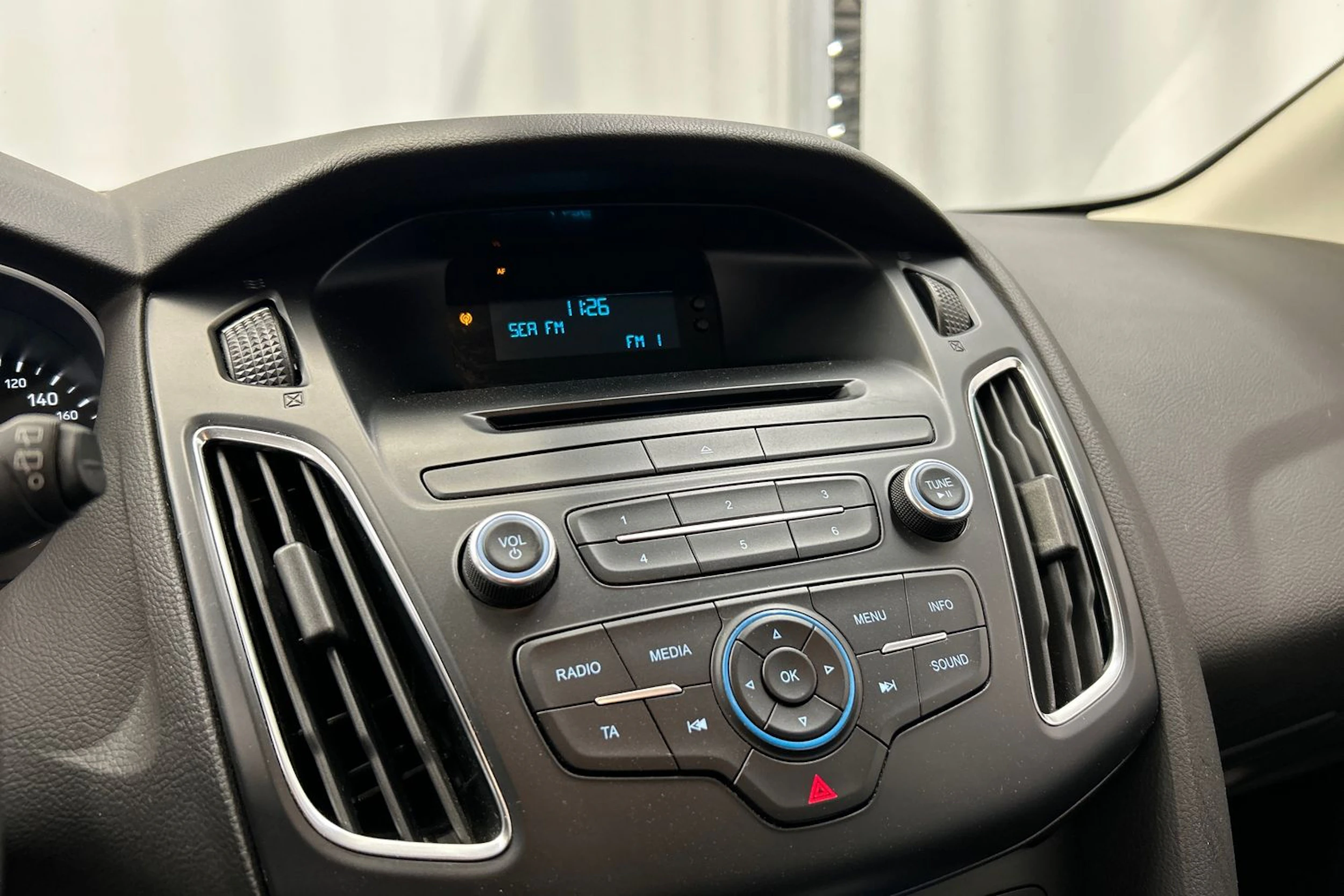 valkoinen Ford Focus 2017 kuva 17.