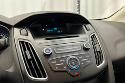 valkoinen Ford Focus 2017 kuva 17.