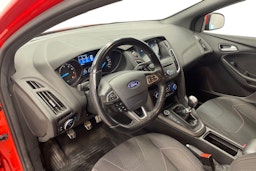 punainen Ford Focus 2017 kuva 7.