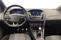 punainen Ford Focus 2017 kuva 9.
