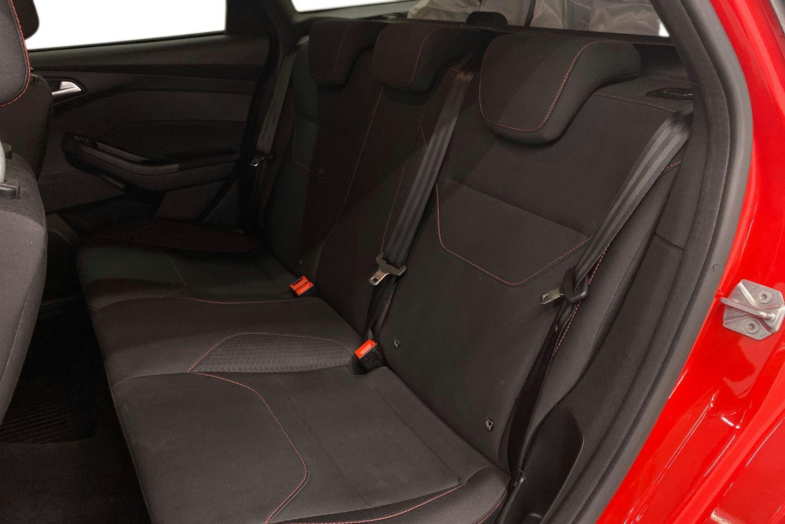 punainen Ford Focus 2017 kuva 10.