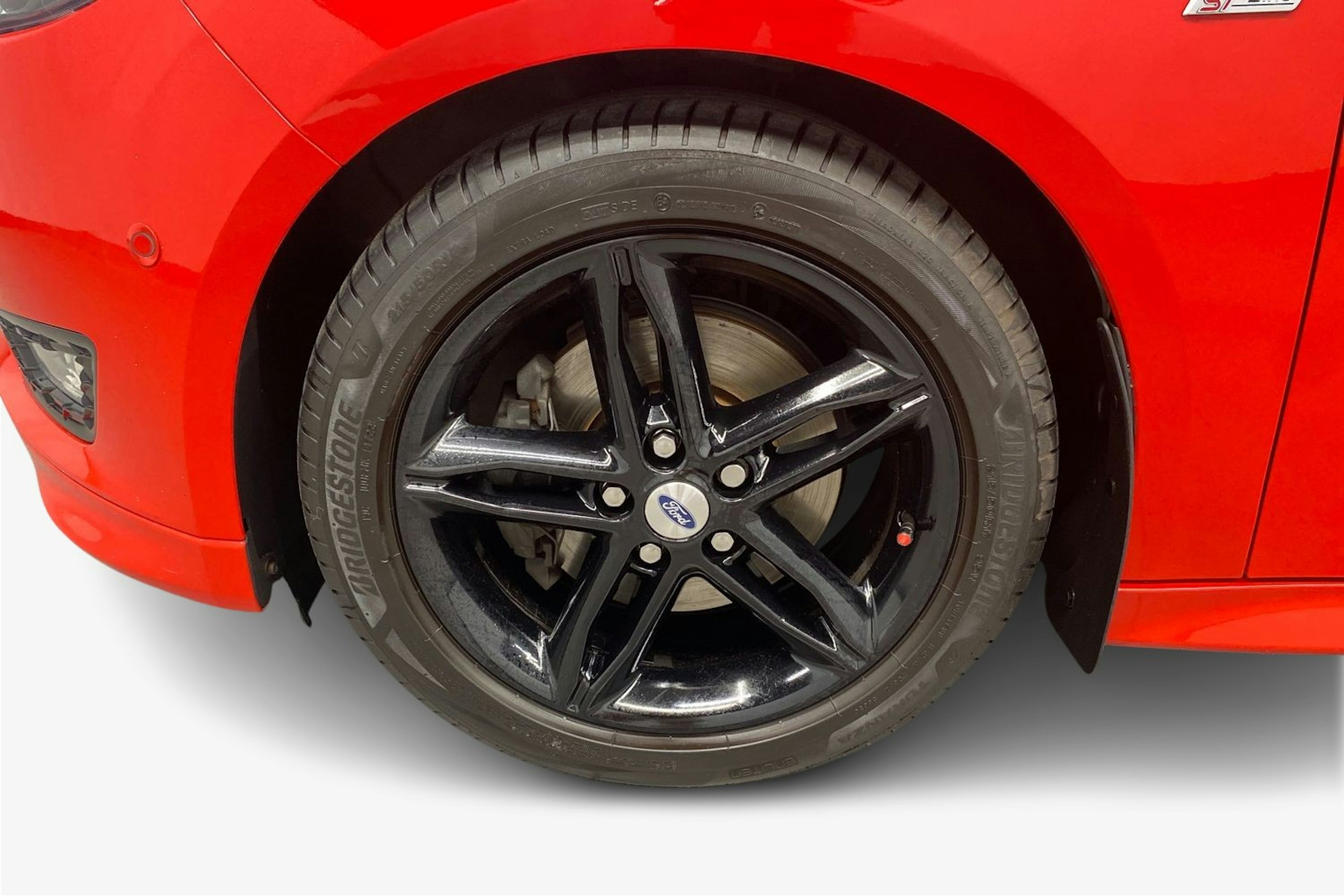 punainen Ford Focus 2017 kuva 11.