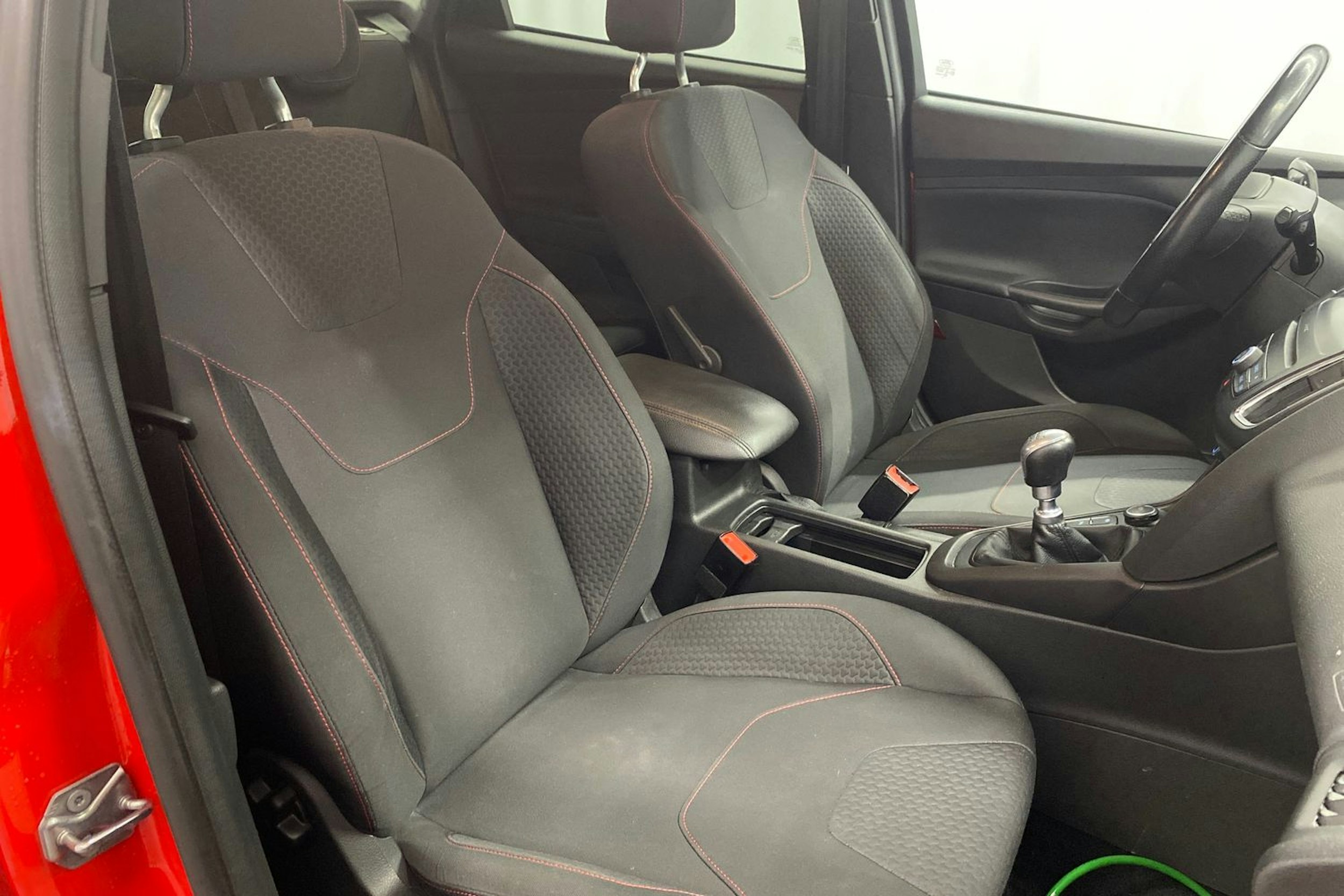 punainen Ford Focus 2017 kuva 15.