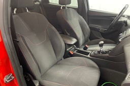 punainen Ford Focus 2017 kuva 15.