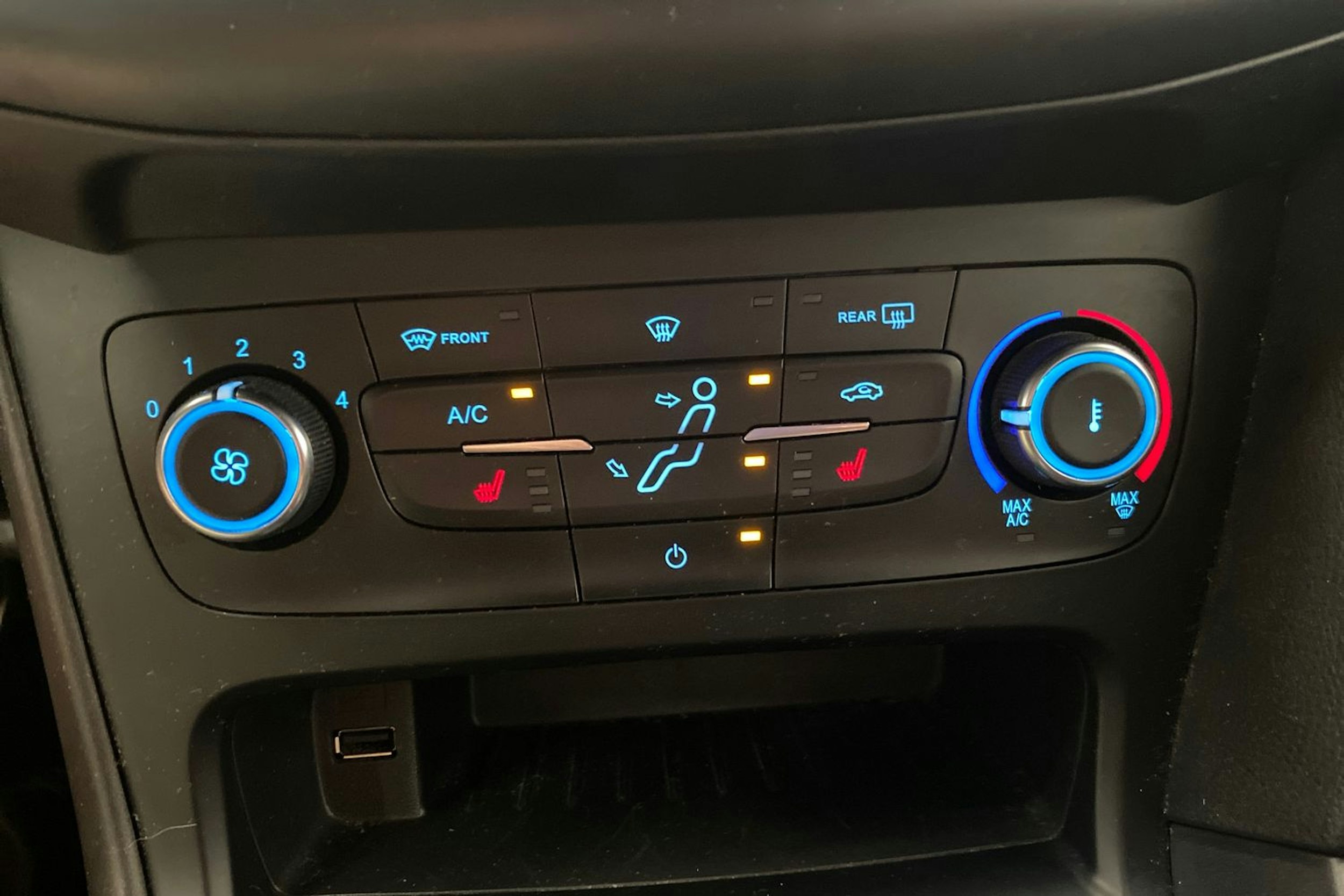 punainen Ford Focus 2017 kuva 22.