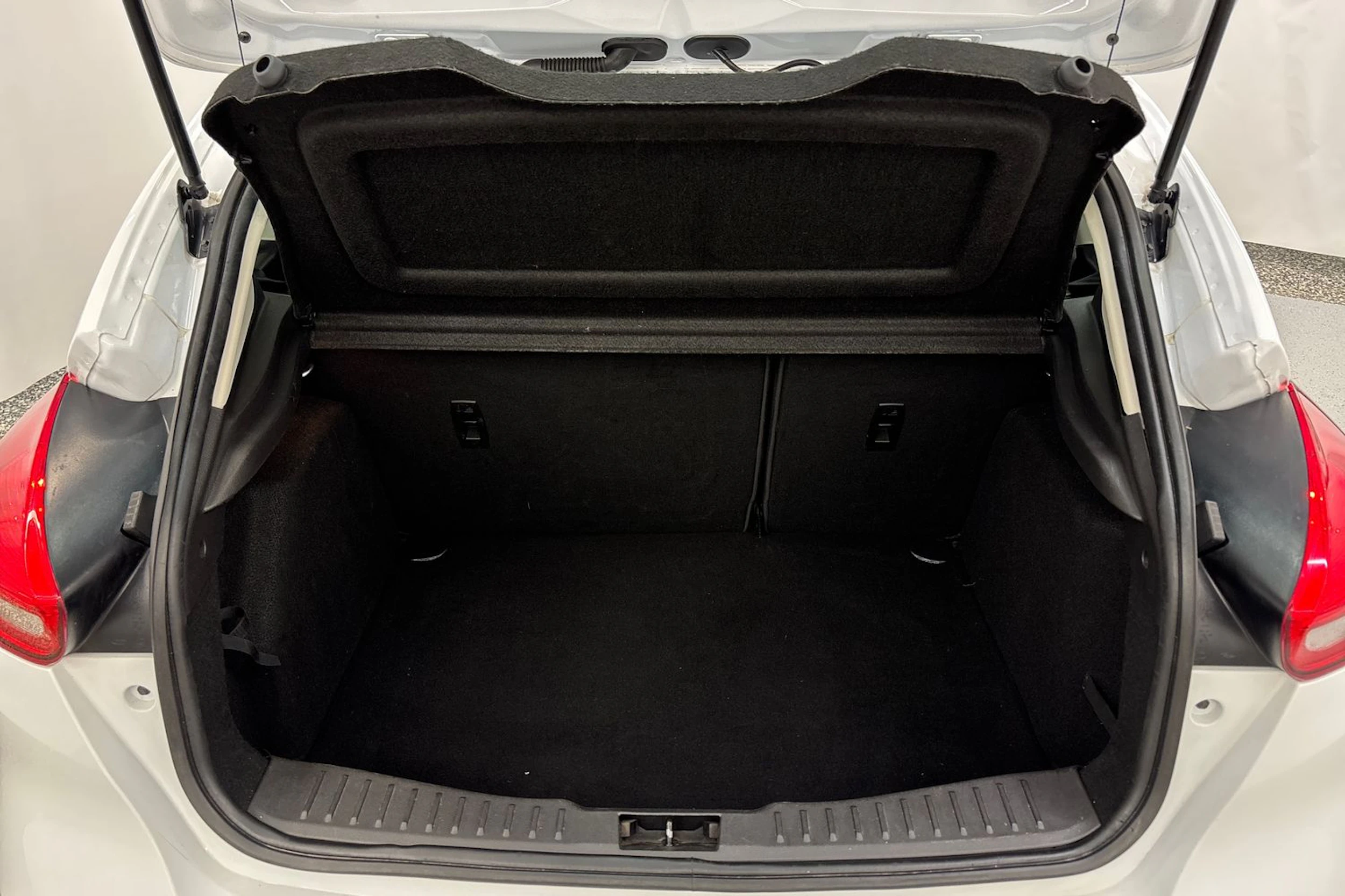 Valkoinen Ford FOCUS 2017 kuva 10.