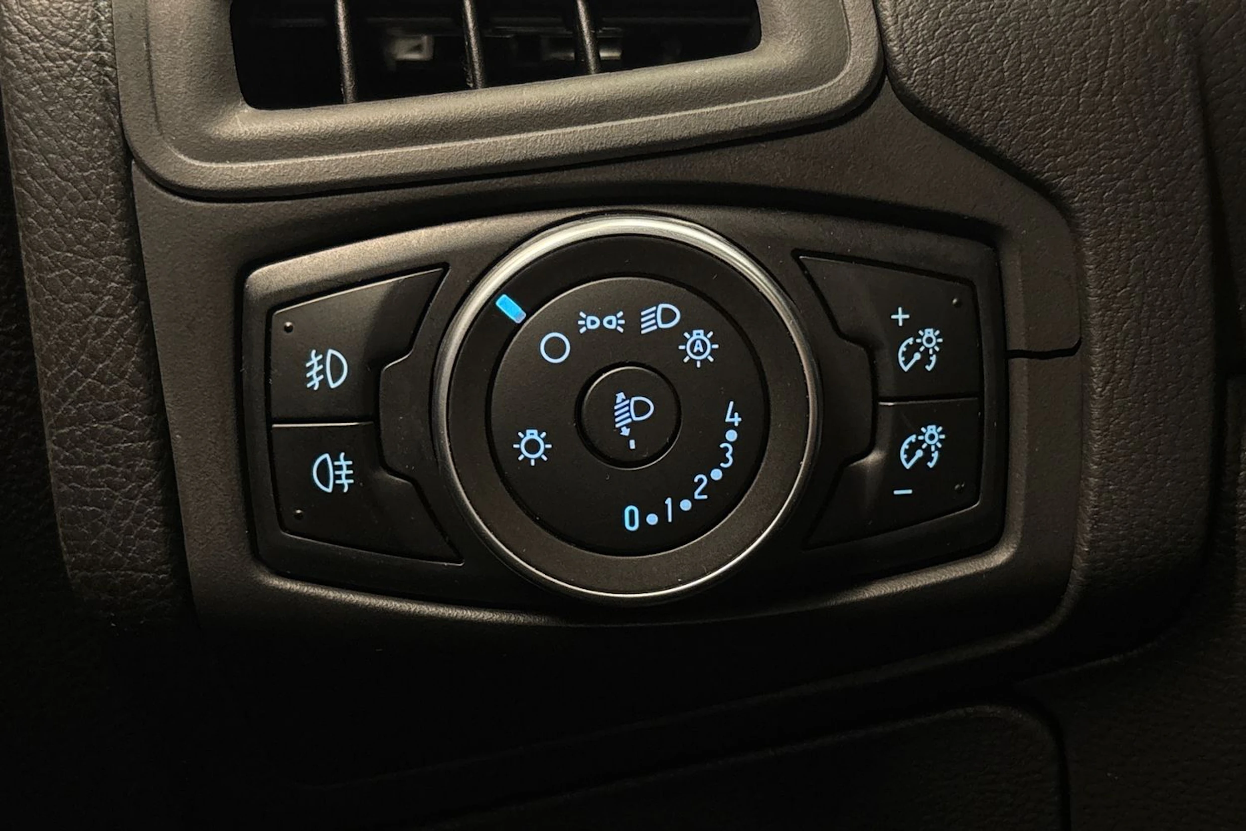 Valkoinen Ford FOCUS 2017 kuva 15.