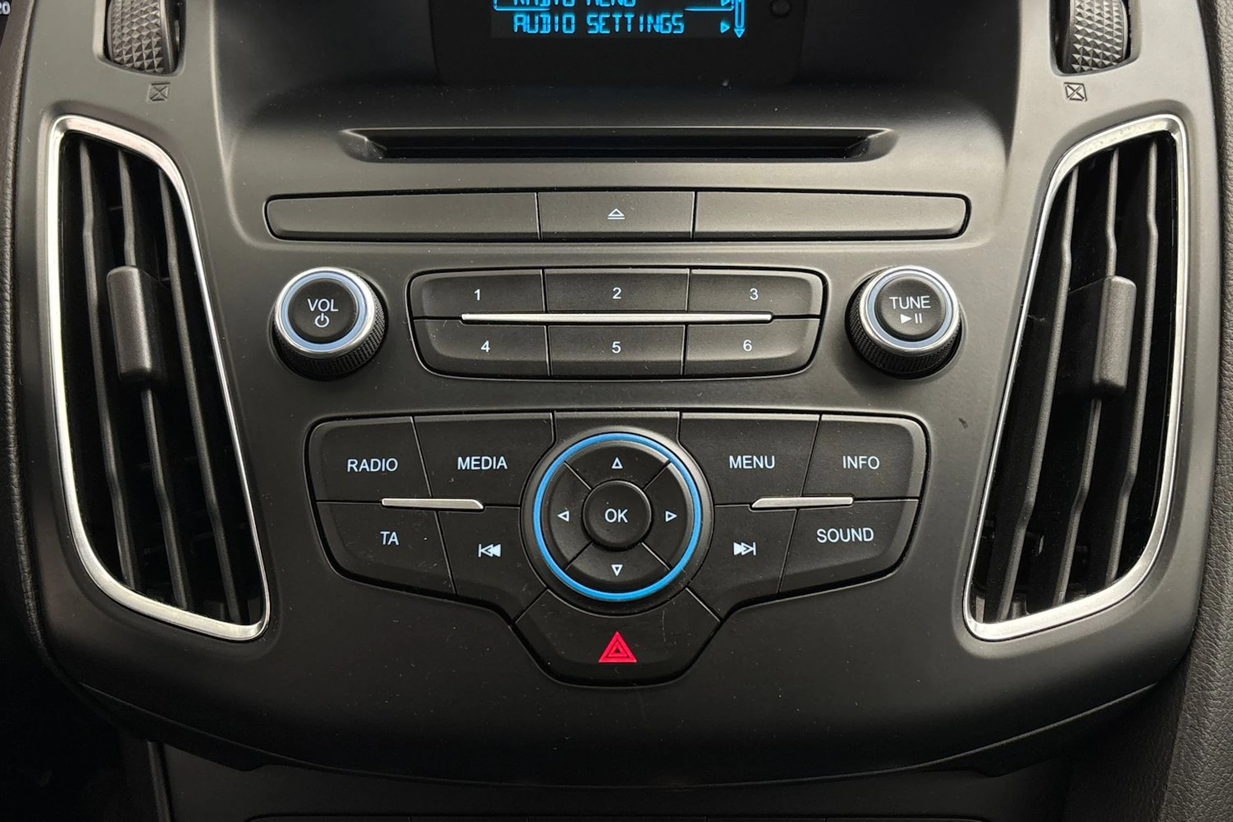 Valkoinen Ford FOCUS 2017 kuva 18.