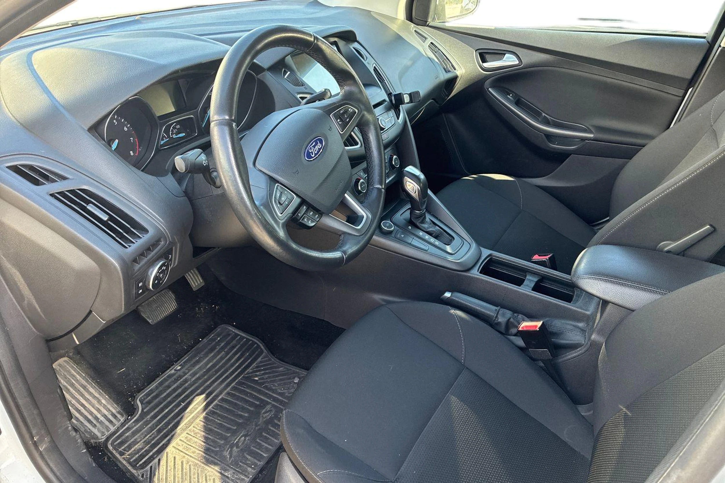 valkoinen Ford Focus 2017 kuva 3.