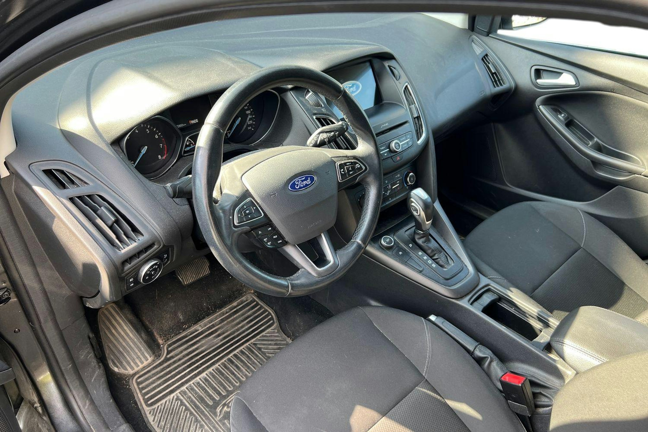 harmaa Ford Focus 2017 kuva 3.