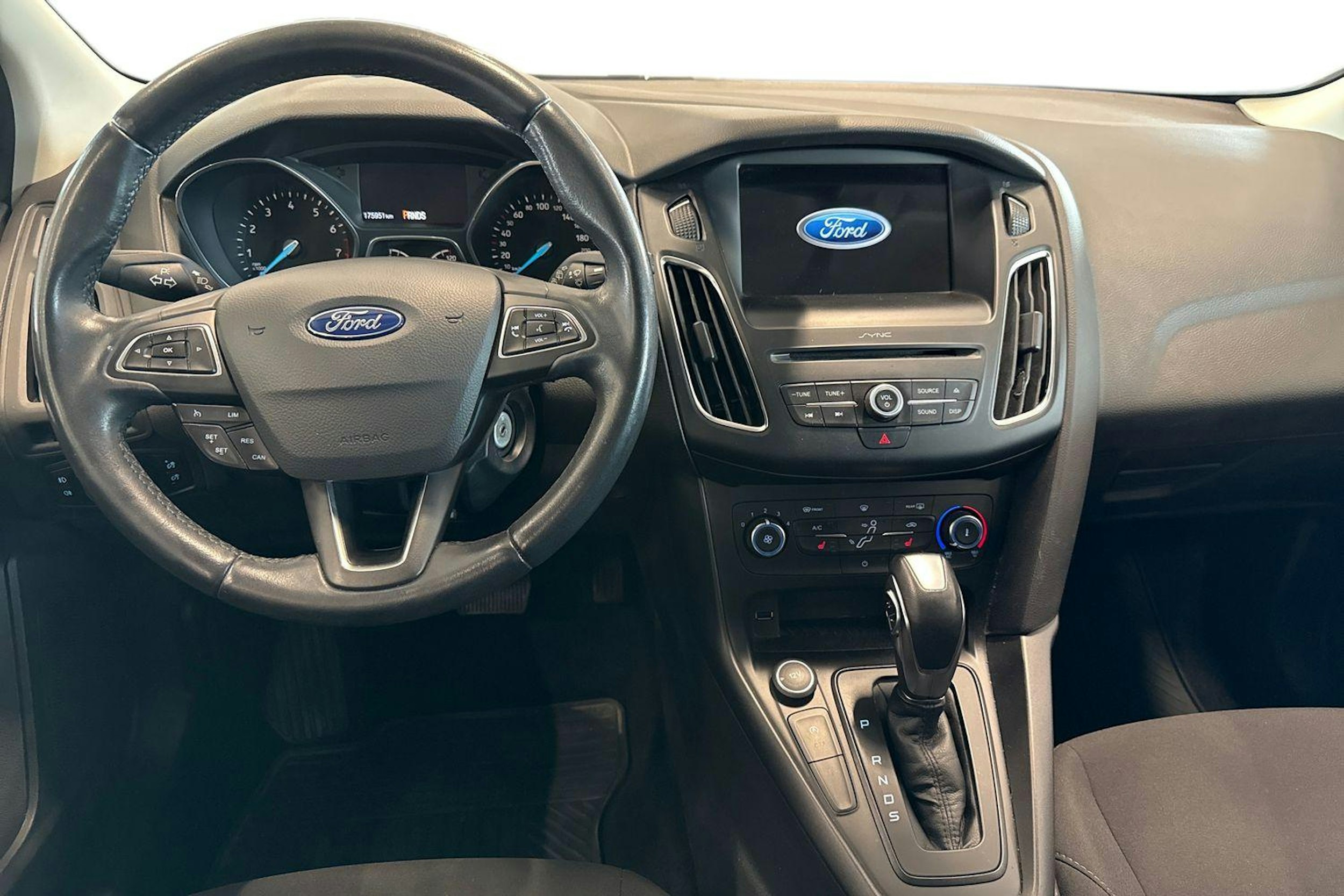 harmaa Ford Focus 2017 kuva 9.