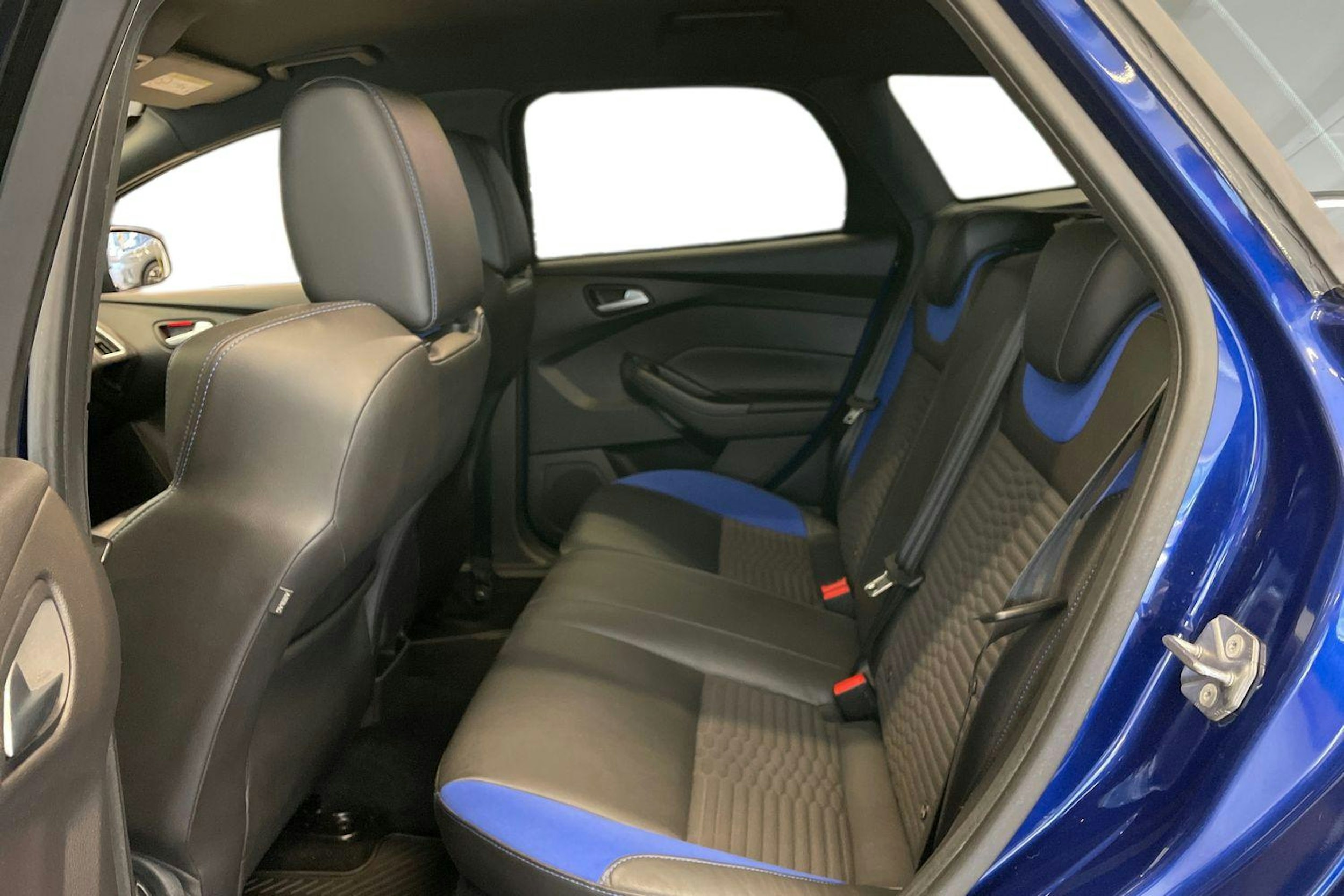 sininen Ford Focus 2017 kuva 8.