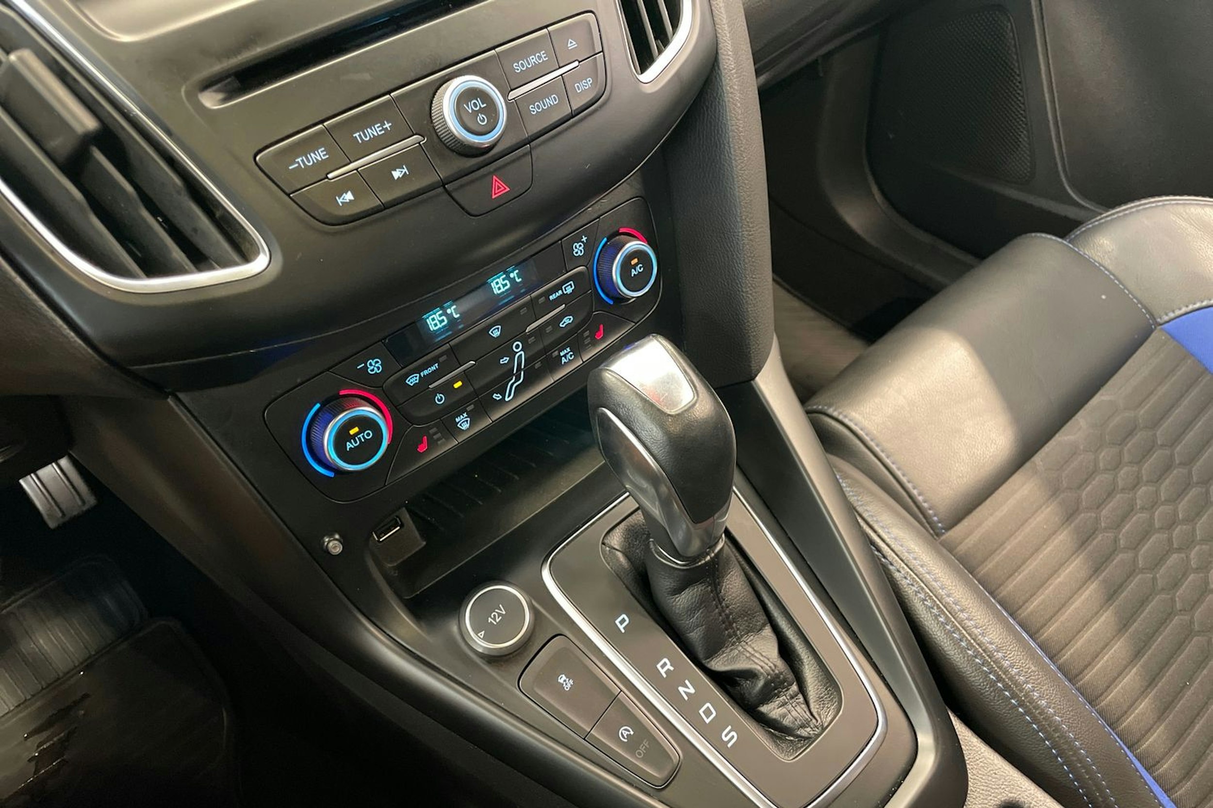 sininen Ford Focus 2017 kuva 13.