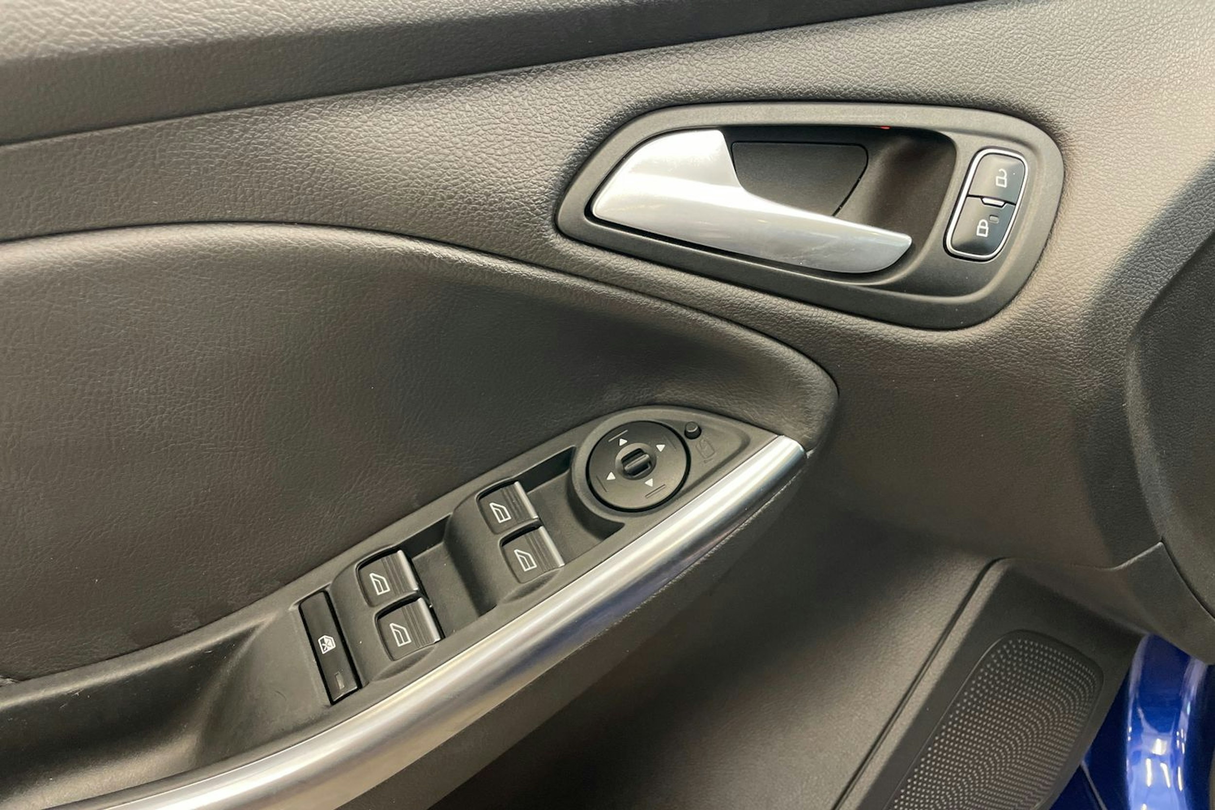 sininen Ford Focus 2017 kuva 18.
