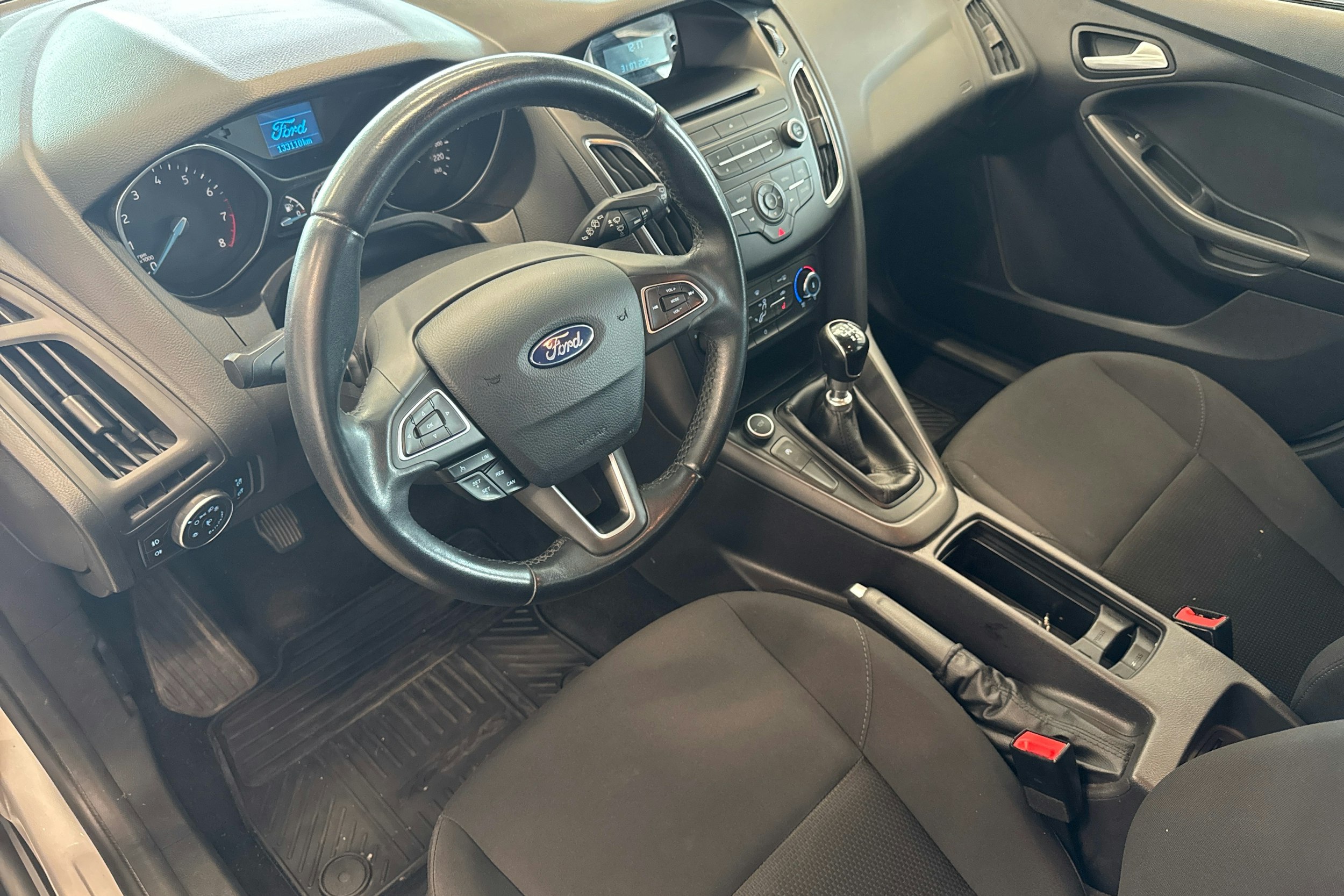 Harmaa Ford FOCUS 2017 kuva 6.
