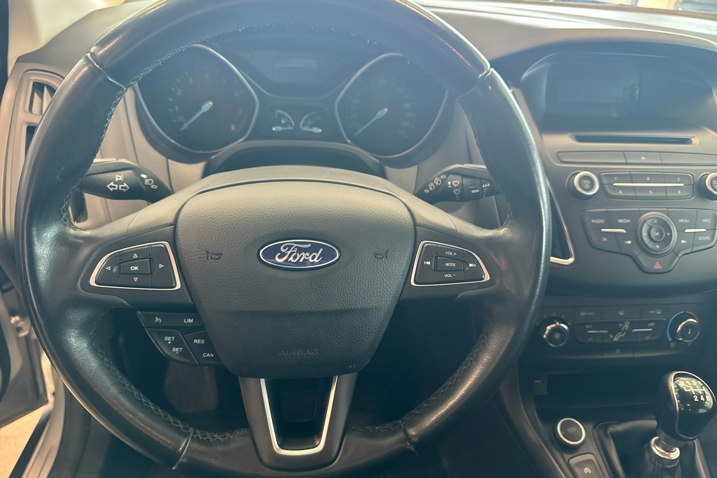 Harmaa Ford FOCUS 2017 kuva 11.