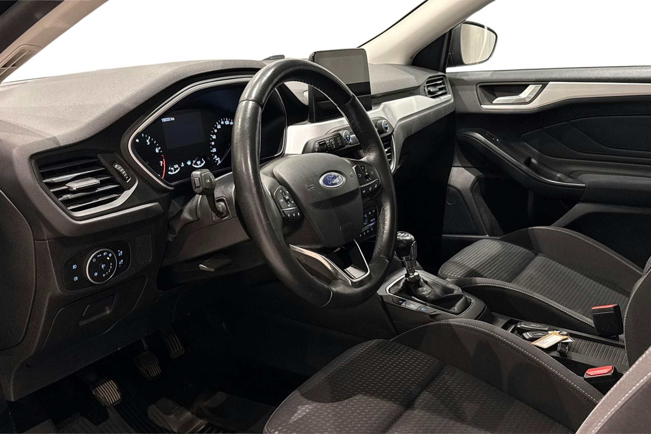 harmaa Ford Focus 2018 kuva 7.
