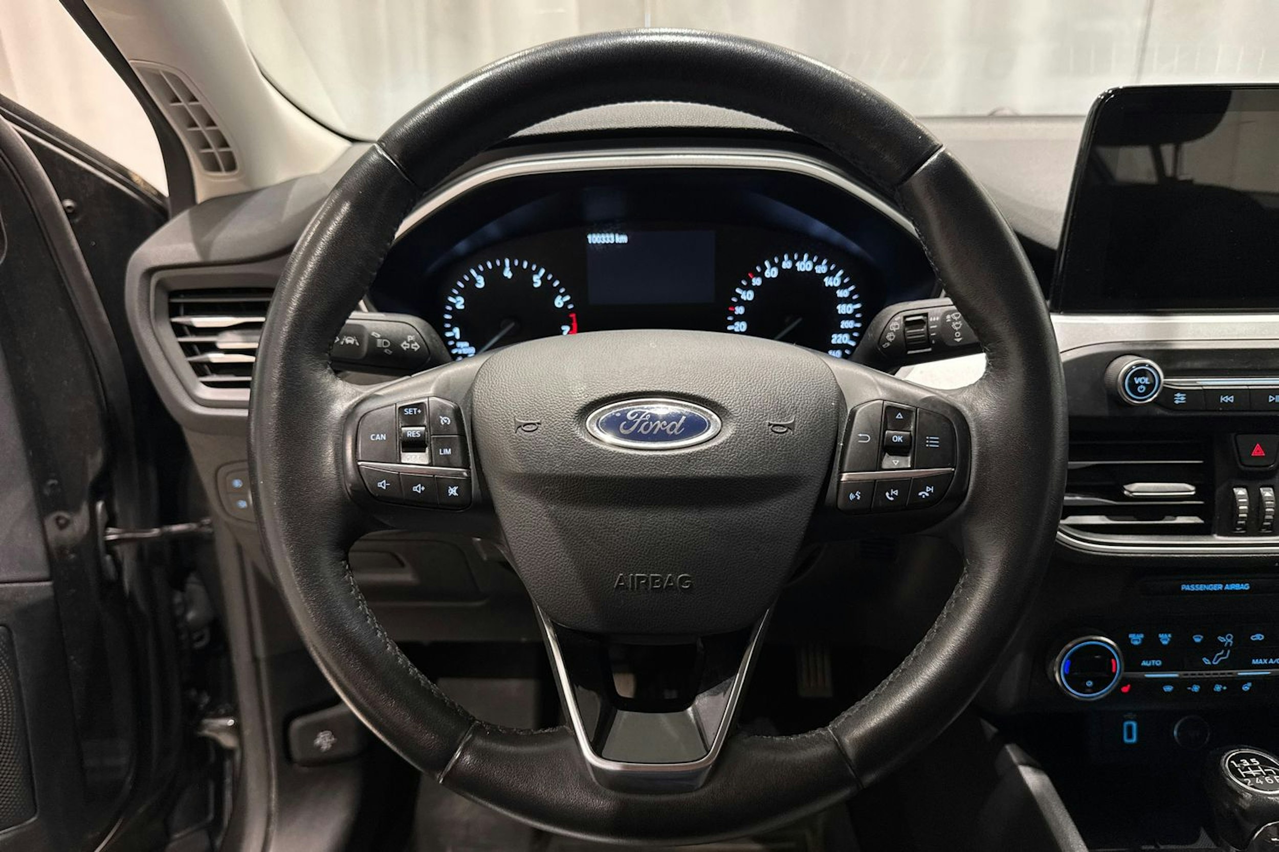 harmaa Ford Focus 2018 kuva 15.