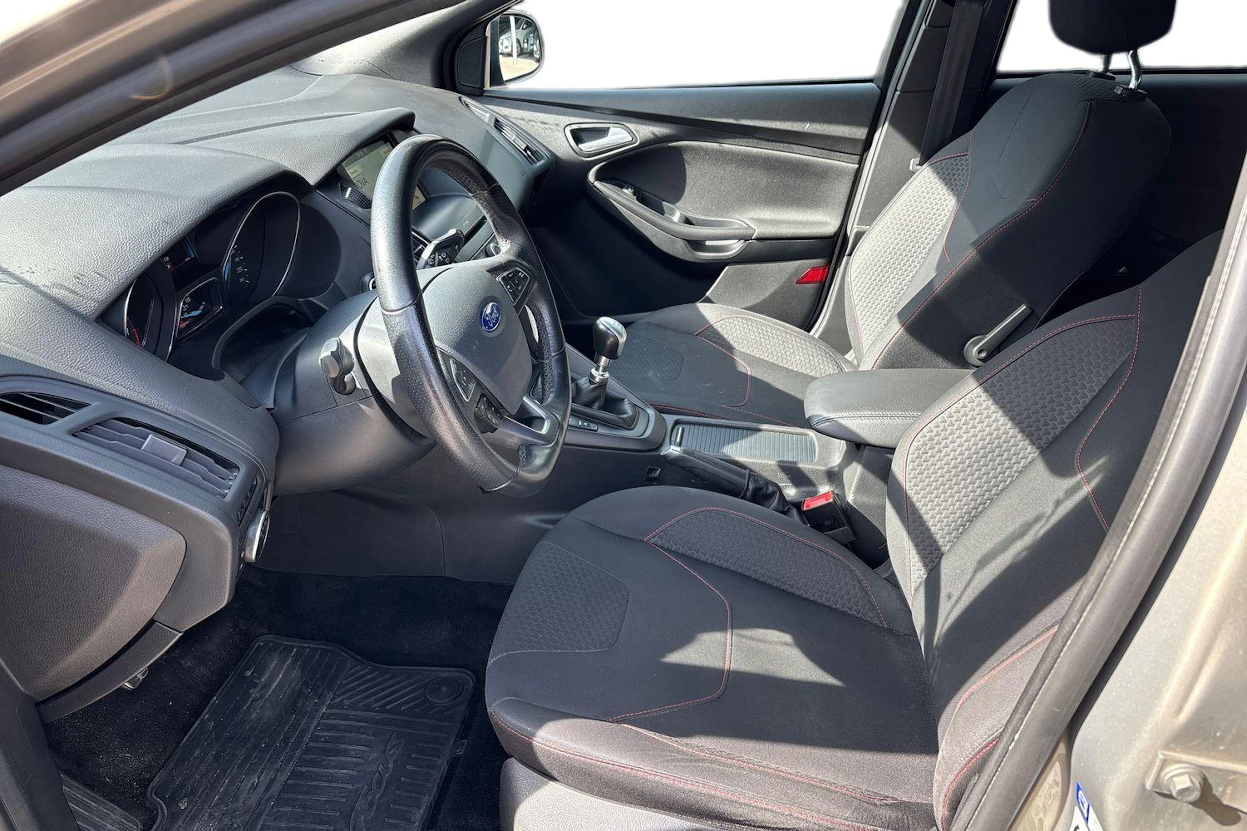 harmaa Ford Focus 2018 kuva 3.
