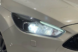 harmaa Ford Focus 2018 kuva 11.