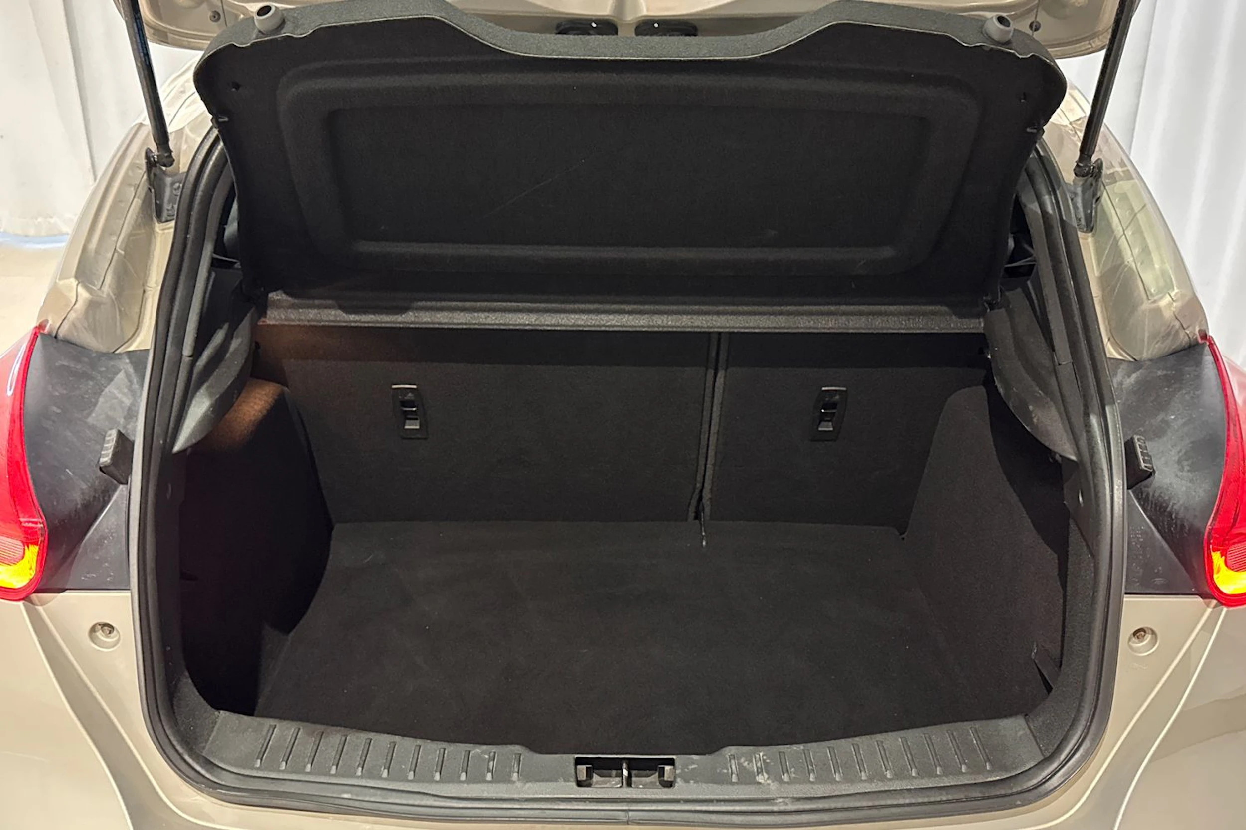 harmaa Ford Focus 2018 kuva 12.