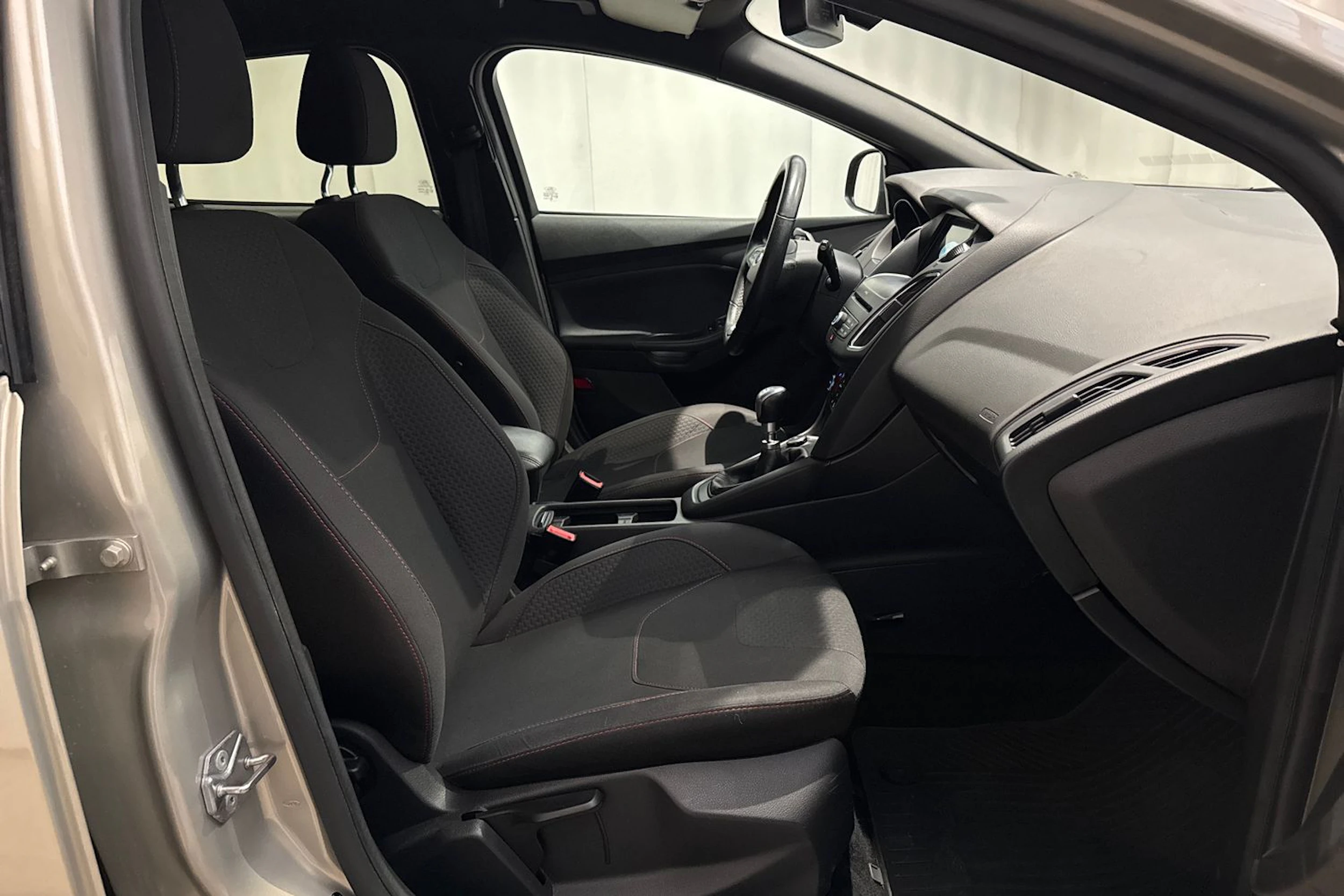 harmaa Ford Focus 2018 kuva 13.