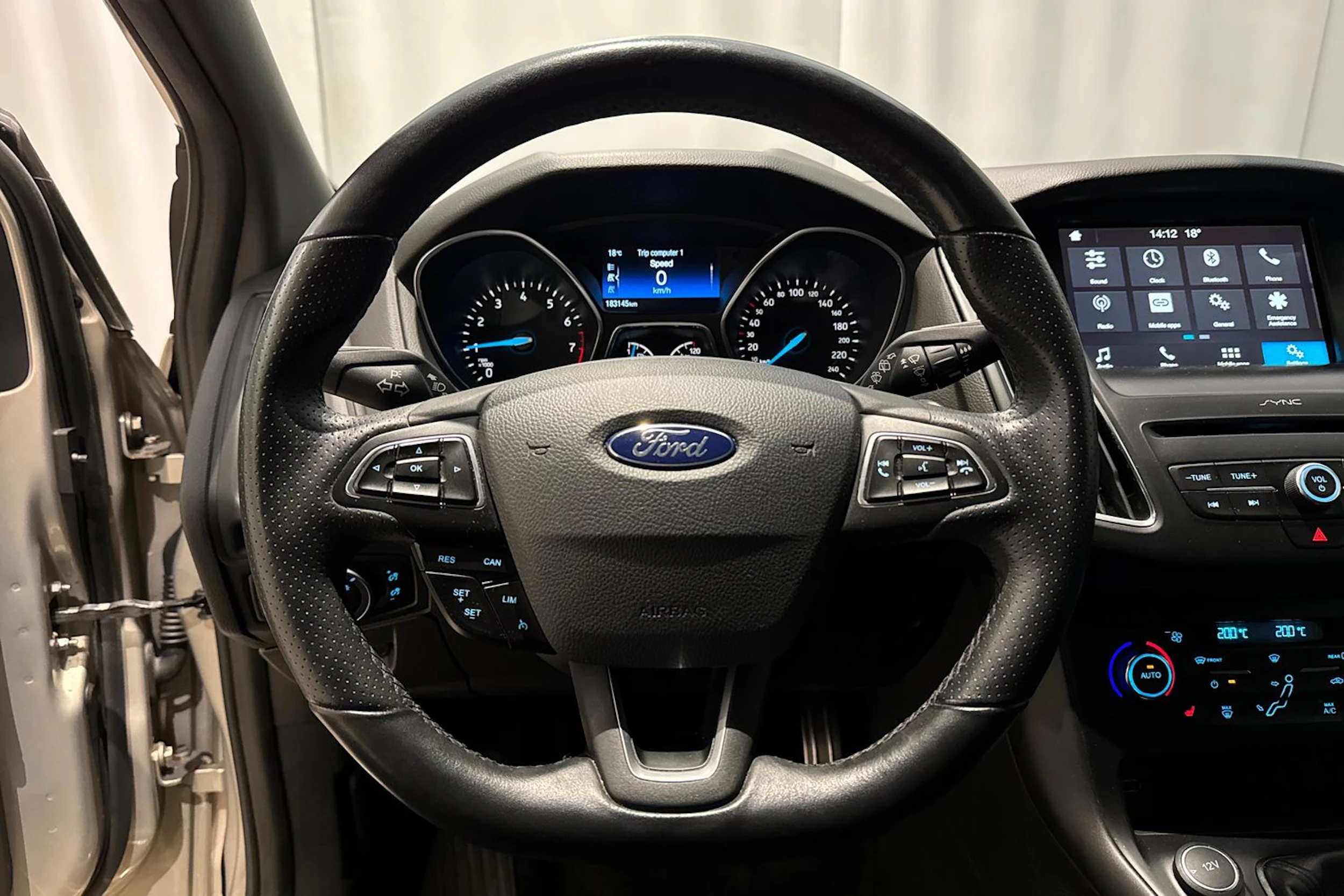 harmaa Ford Focus 2018 kuva 14.