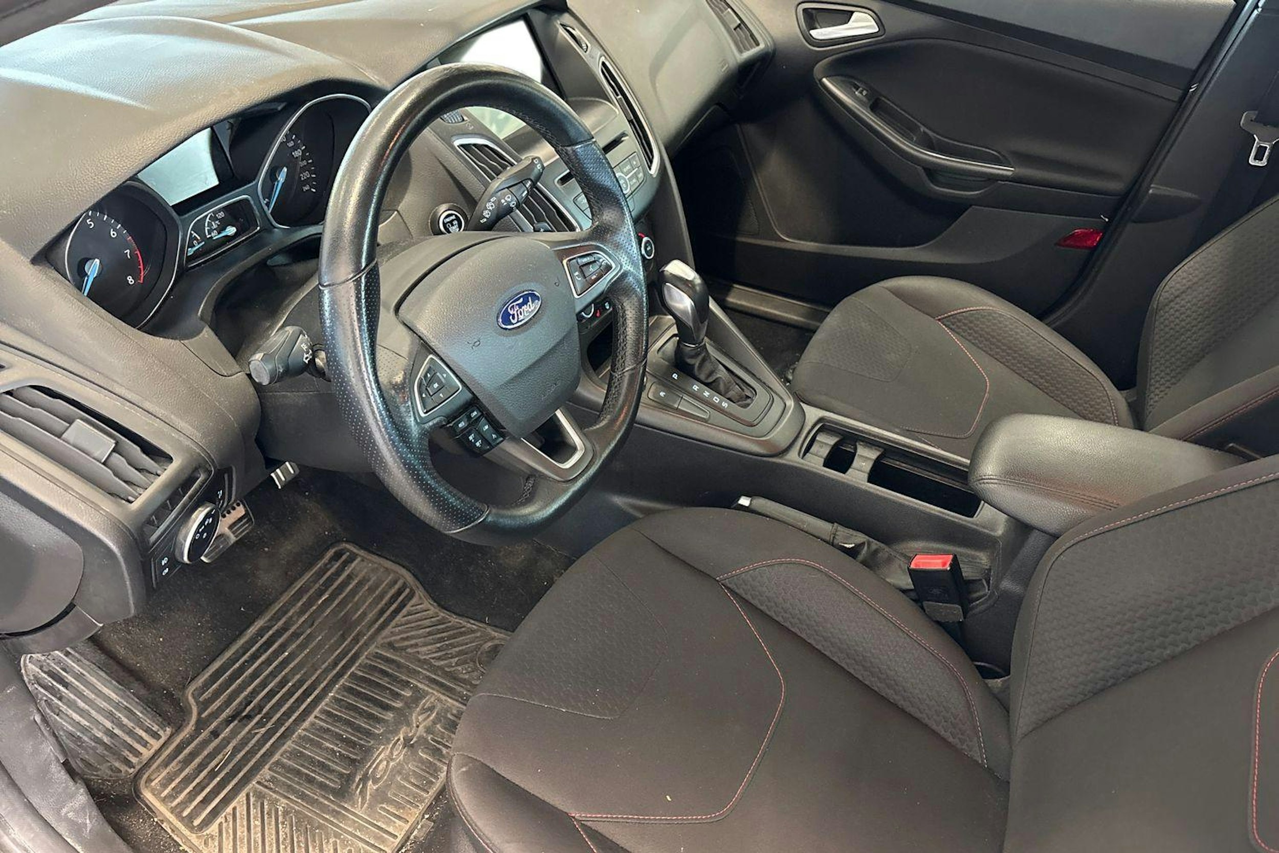 harmaa Ford Focus 2018 kuva 3.