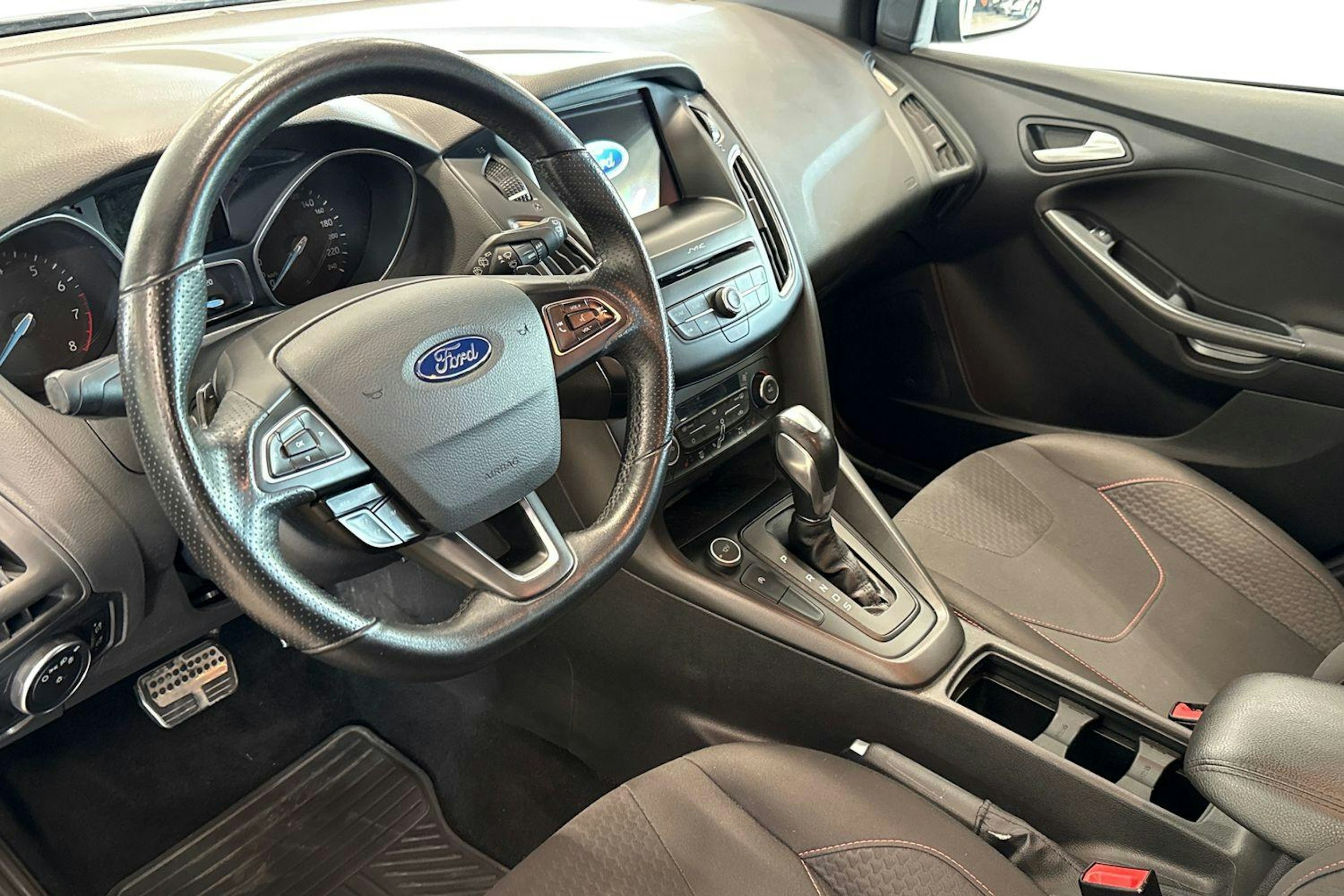 harmaa Ford Focus 2018 kuva 6.