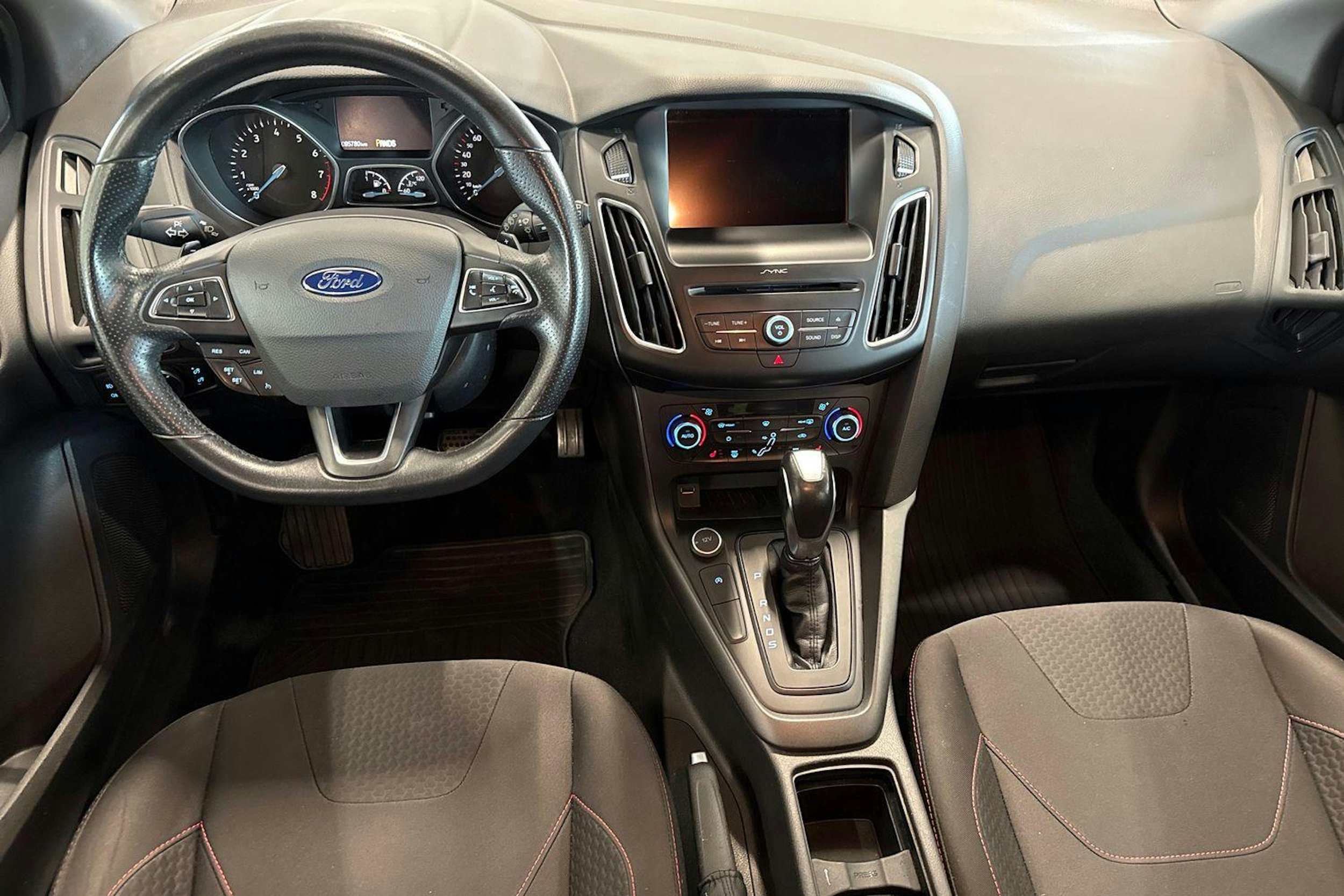harmaa Ford Focus 2018 kuva 7.