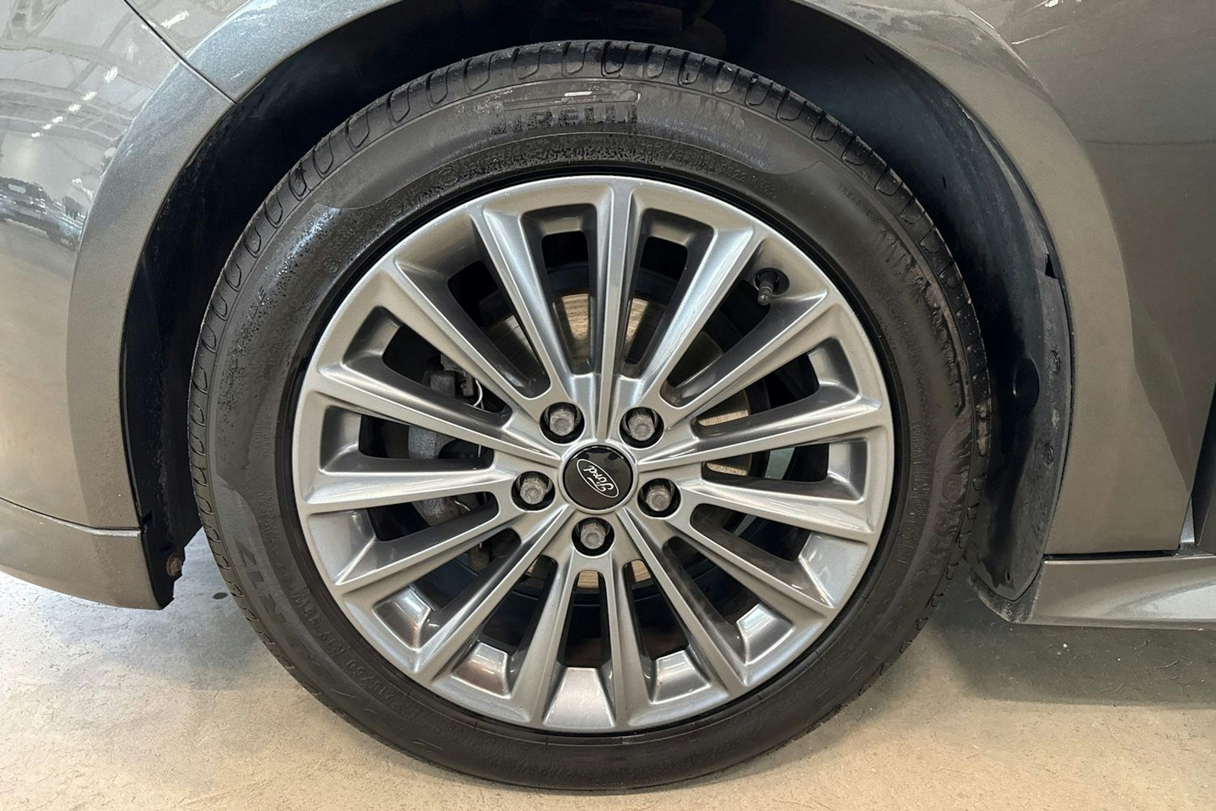 harmaa Ford Focus 2018 kuva 9.