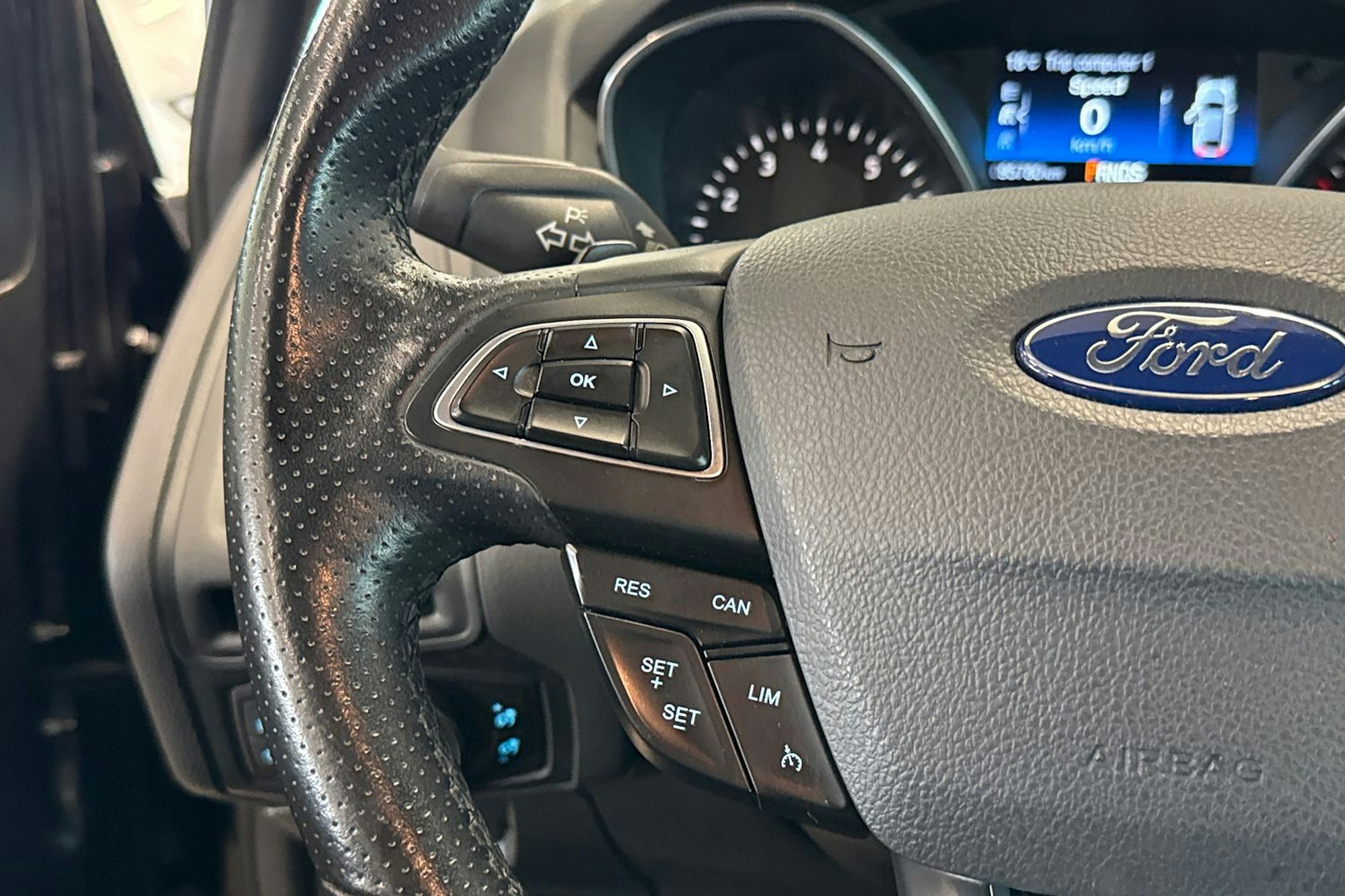 harmaa Ford Focus 2018 kuva 15.