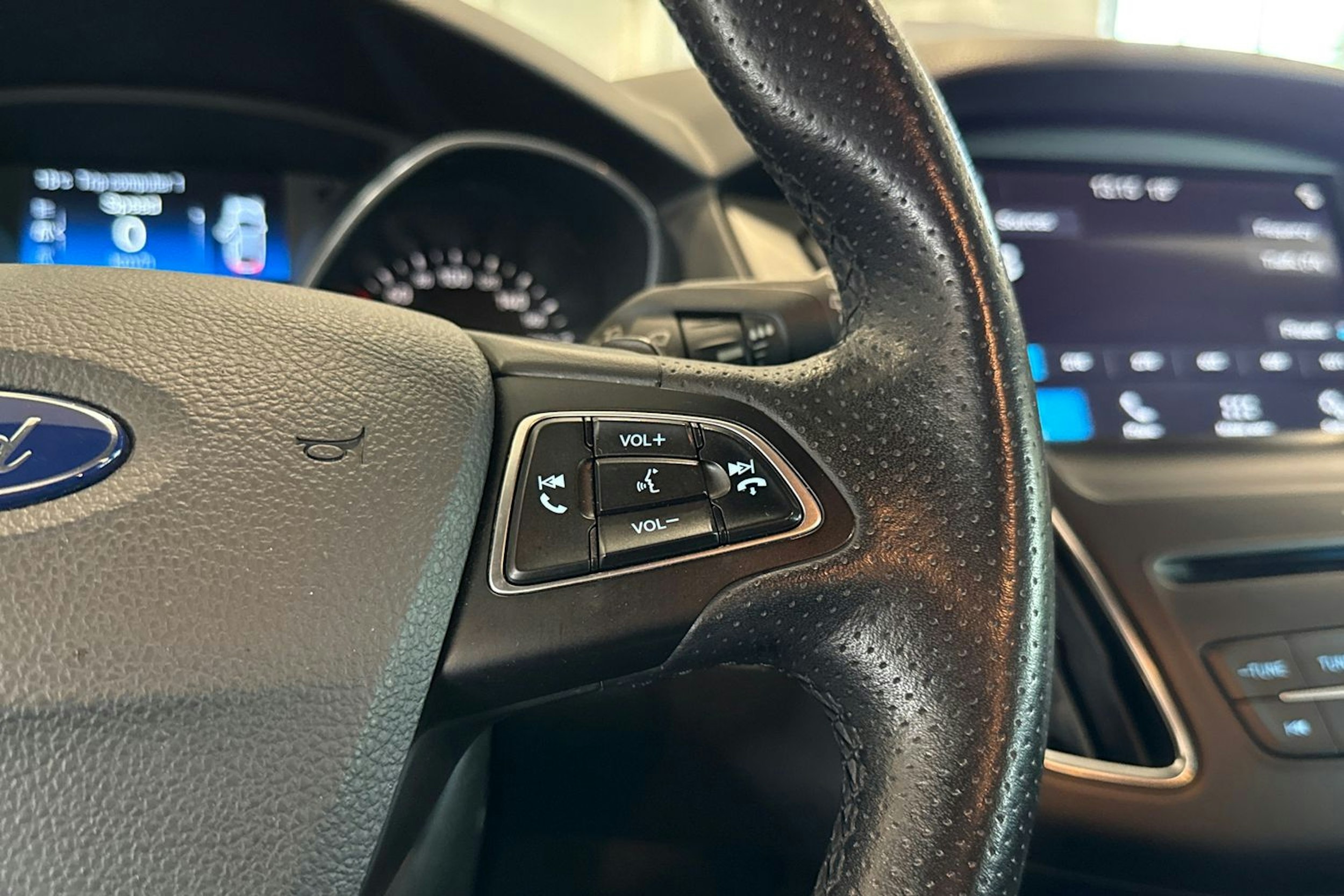 harmaa Ford Focus 2018 kuva 16.