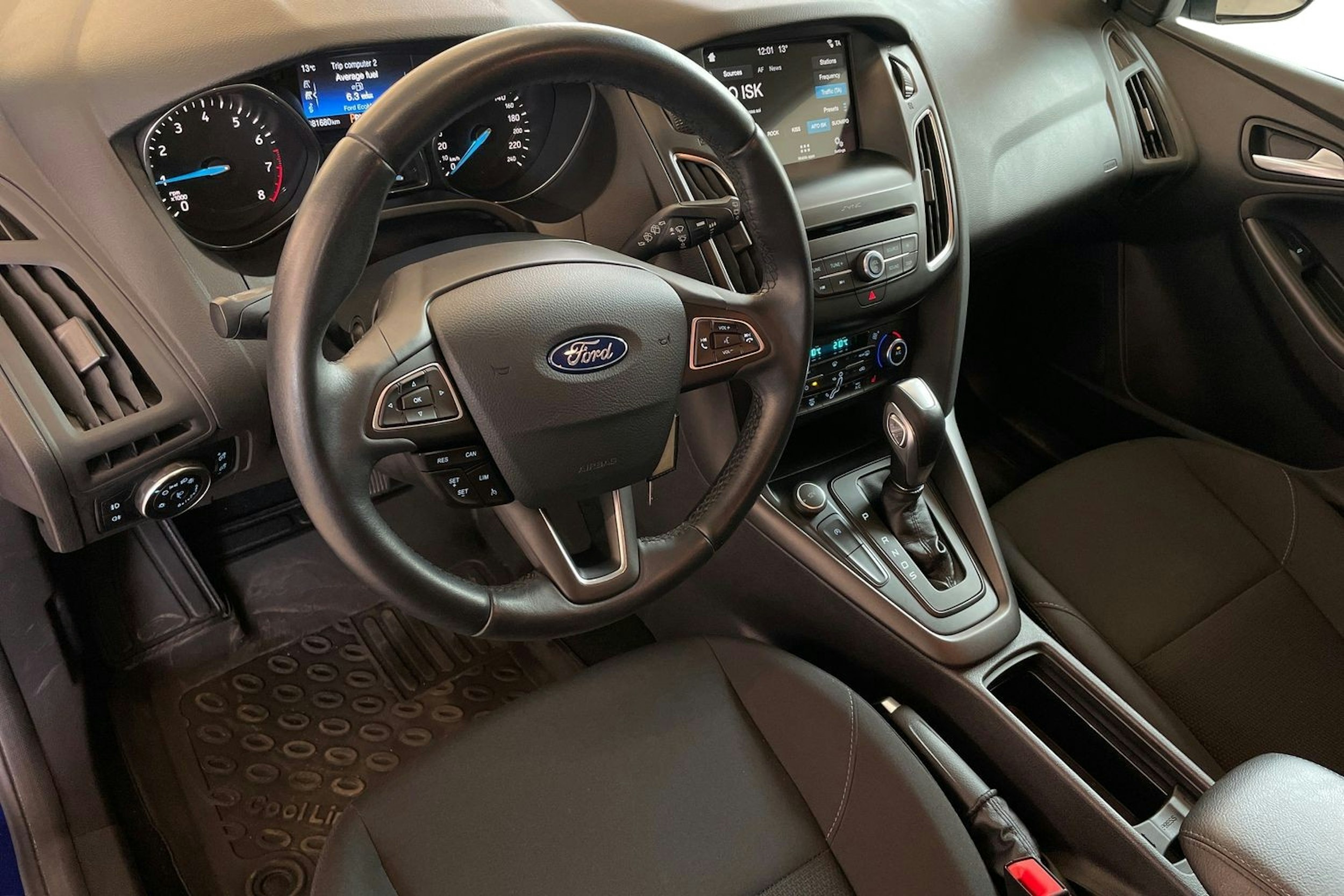 sininen Ford Focus 2018 kuva 7.
