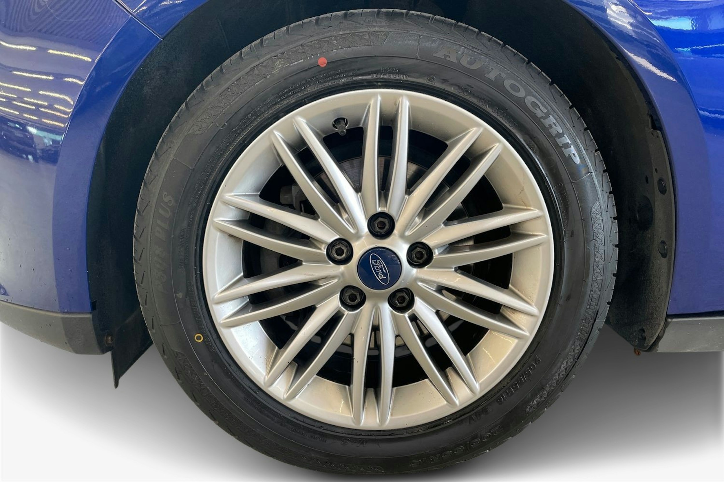 sininen Ford Focus 2018 kuva 11.