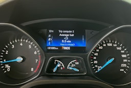sininen Ford Focus 2018 kuva 14.