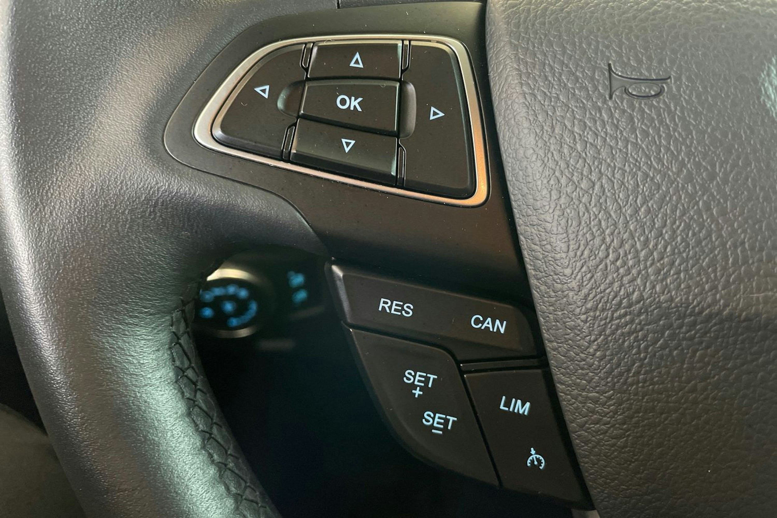 sininen Ford Focus 2018 kuva 15.
