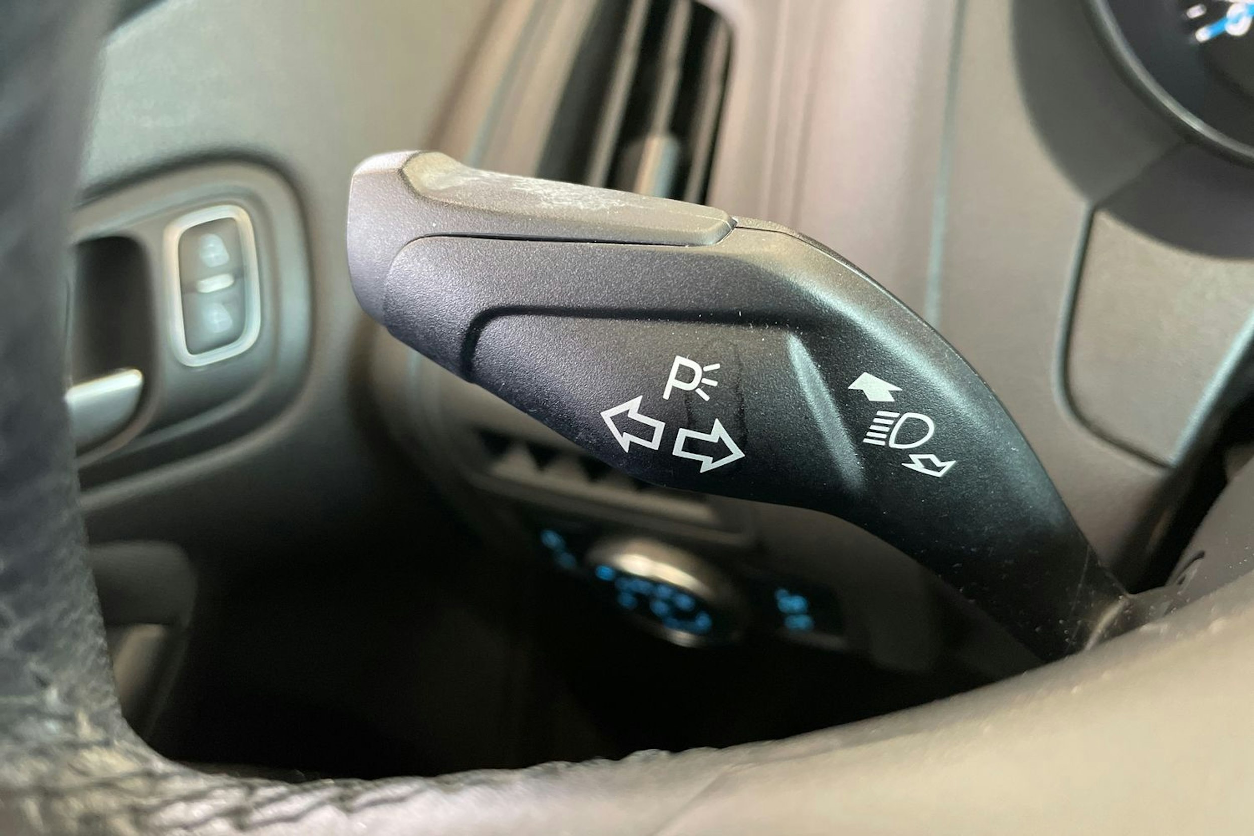sininen Ford Focus 2018 kuva 16.