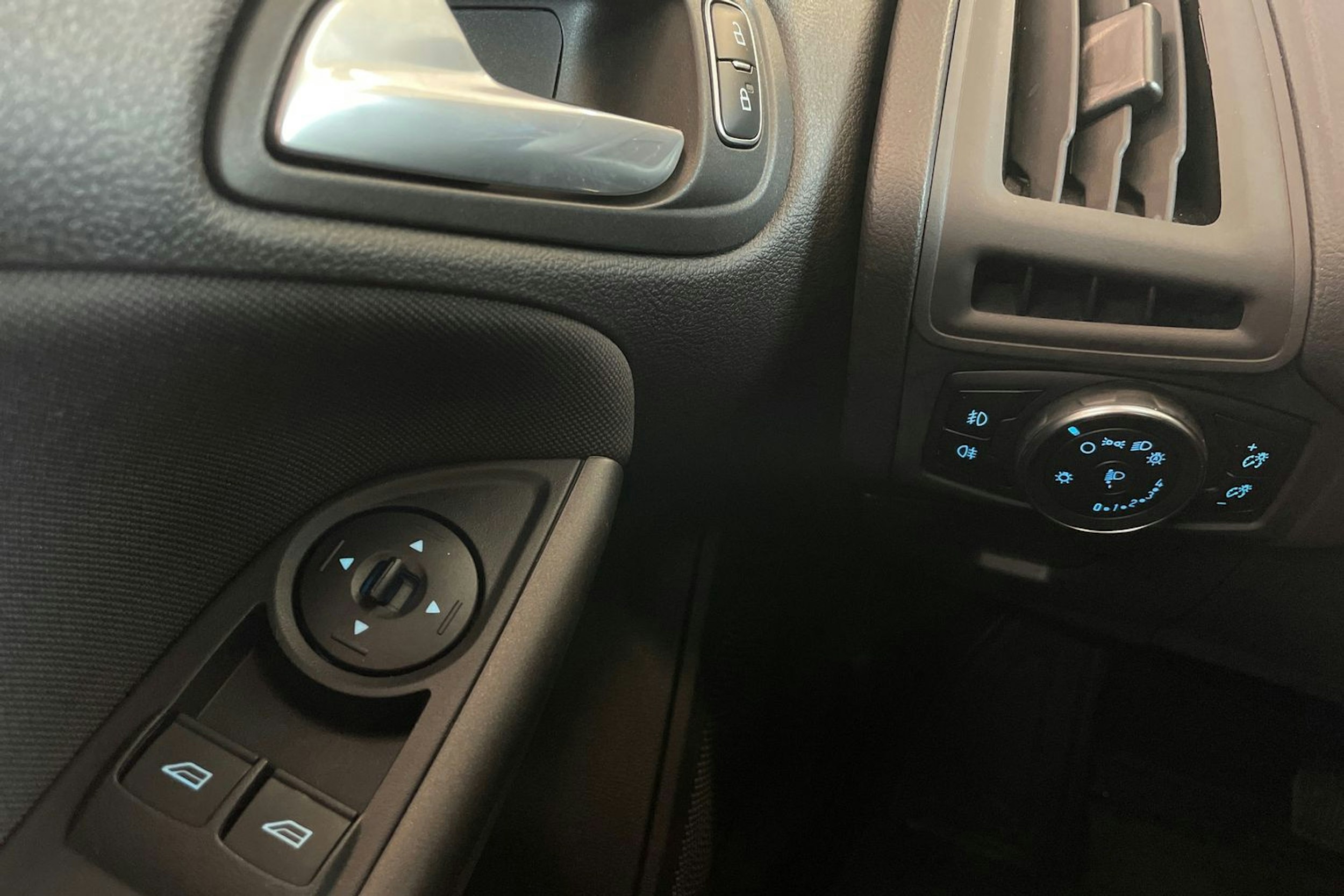 sininen Ford Focus 2018 kuva 18.