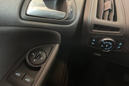 sininen Ford Focus 2018 kuva 18.