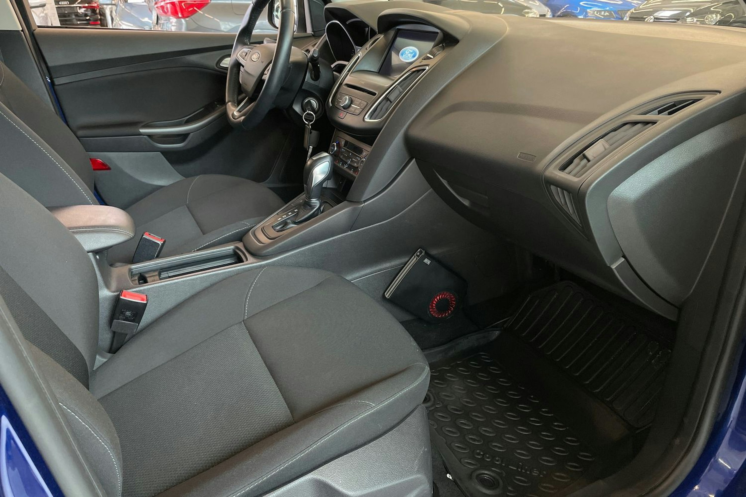 sininen Ford Focus 2018 kuva 22.