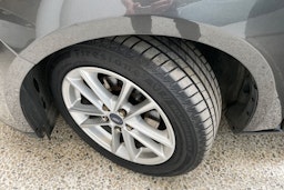 harmaa Ford Focus 2018 kuva 13.