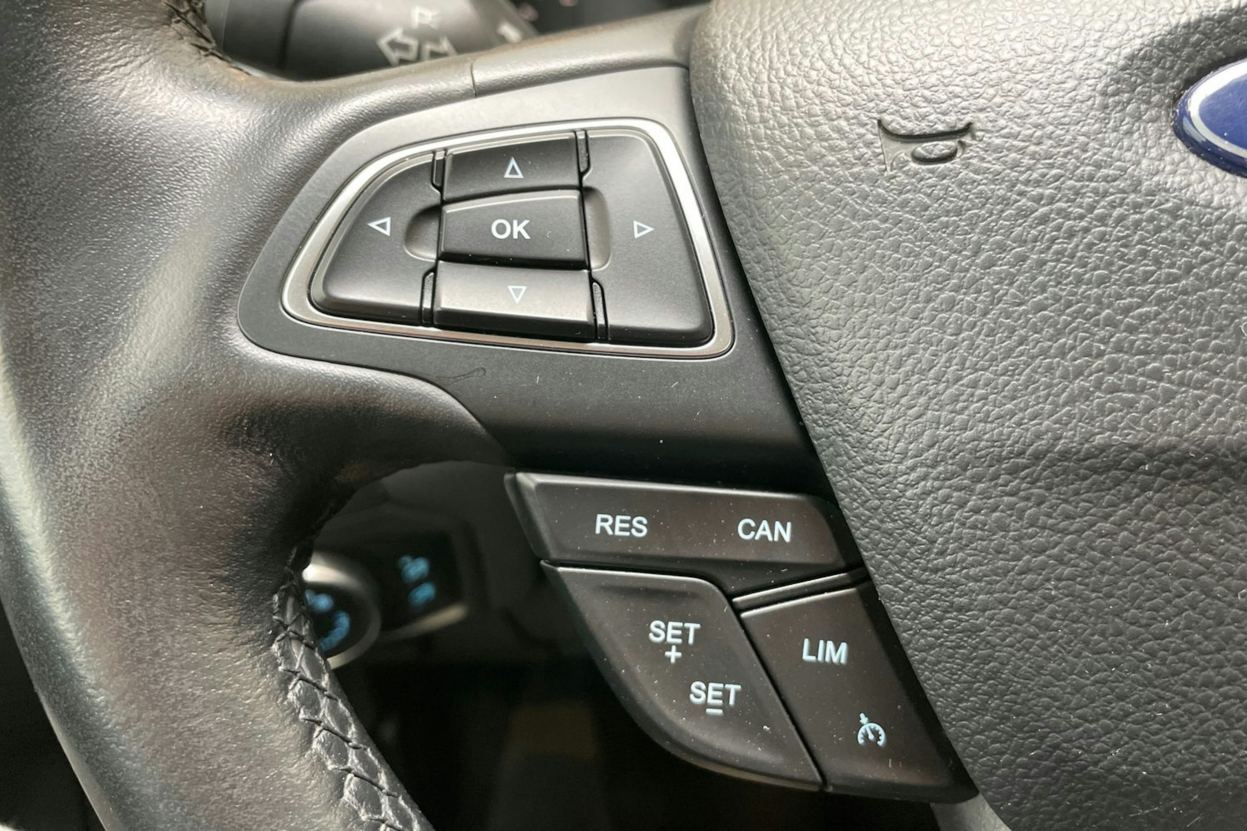harmaa Ford Focus 2018 kuva 15.