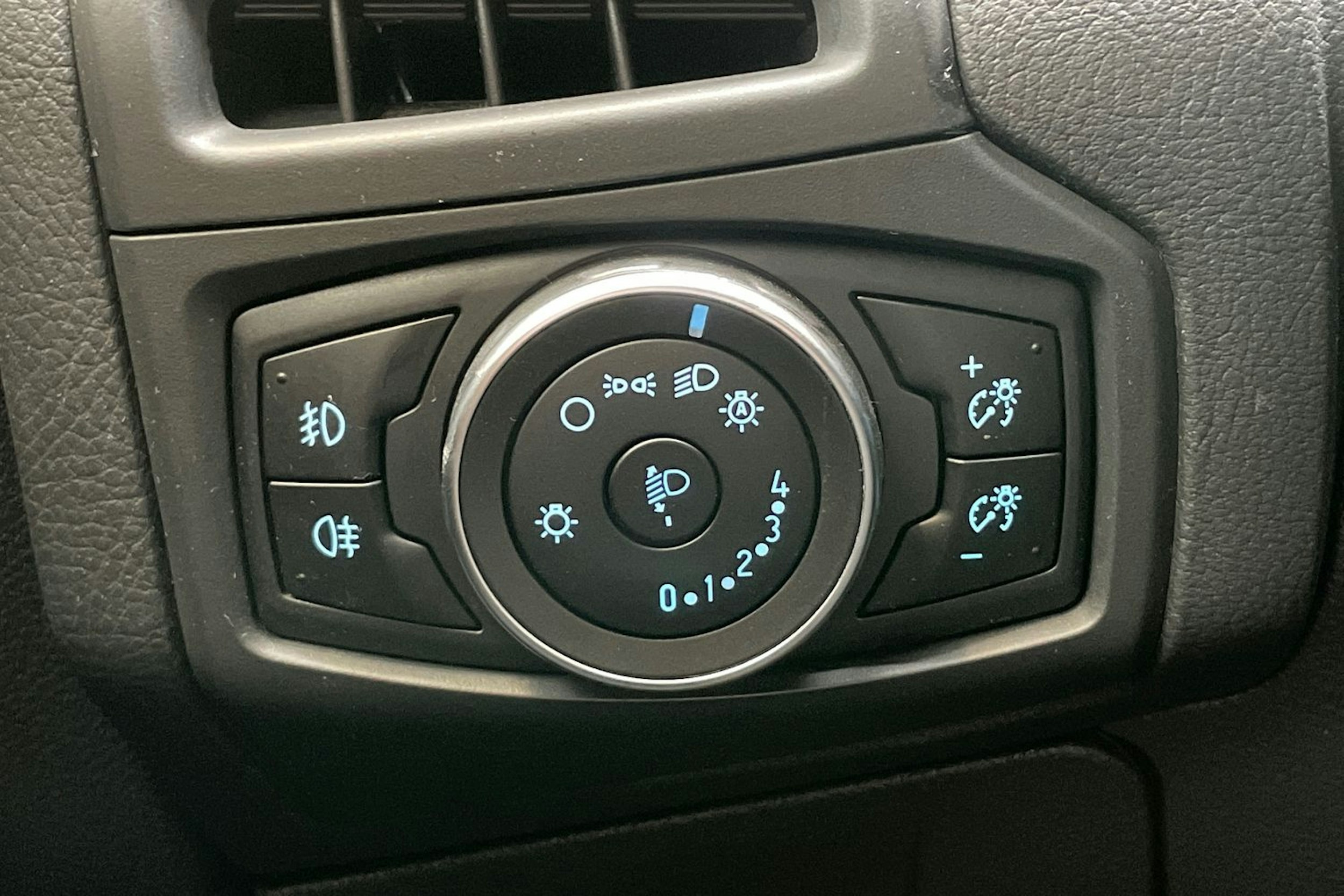 harmaa Ford Focus 2018 kuva 17.