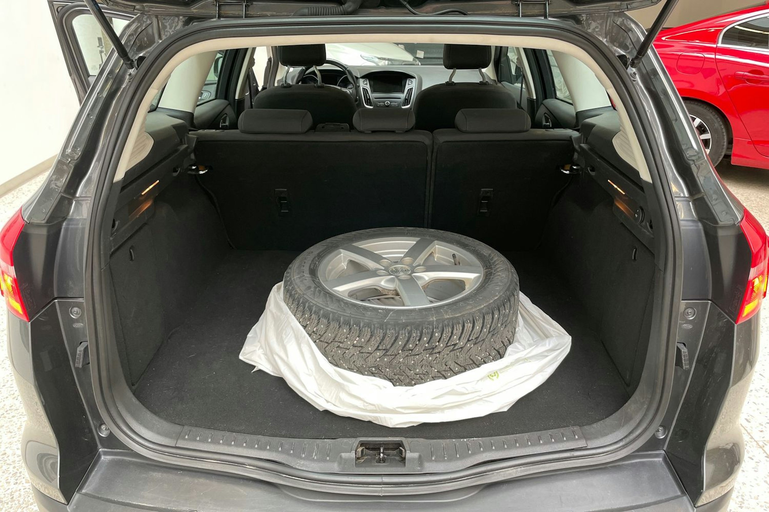 harmaa Ford Focus 2018 kuva 26.