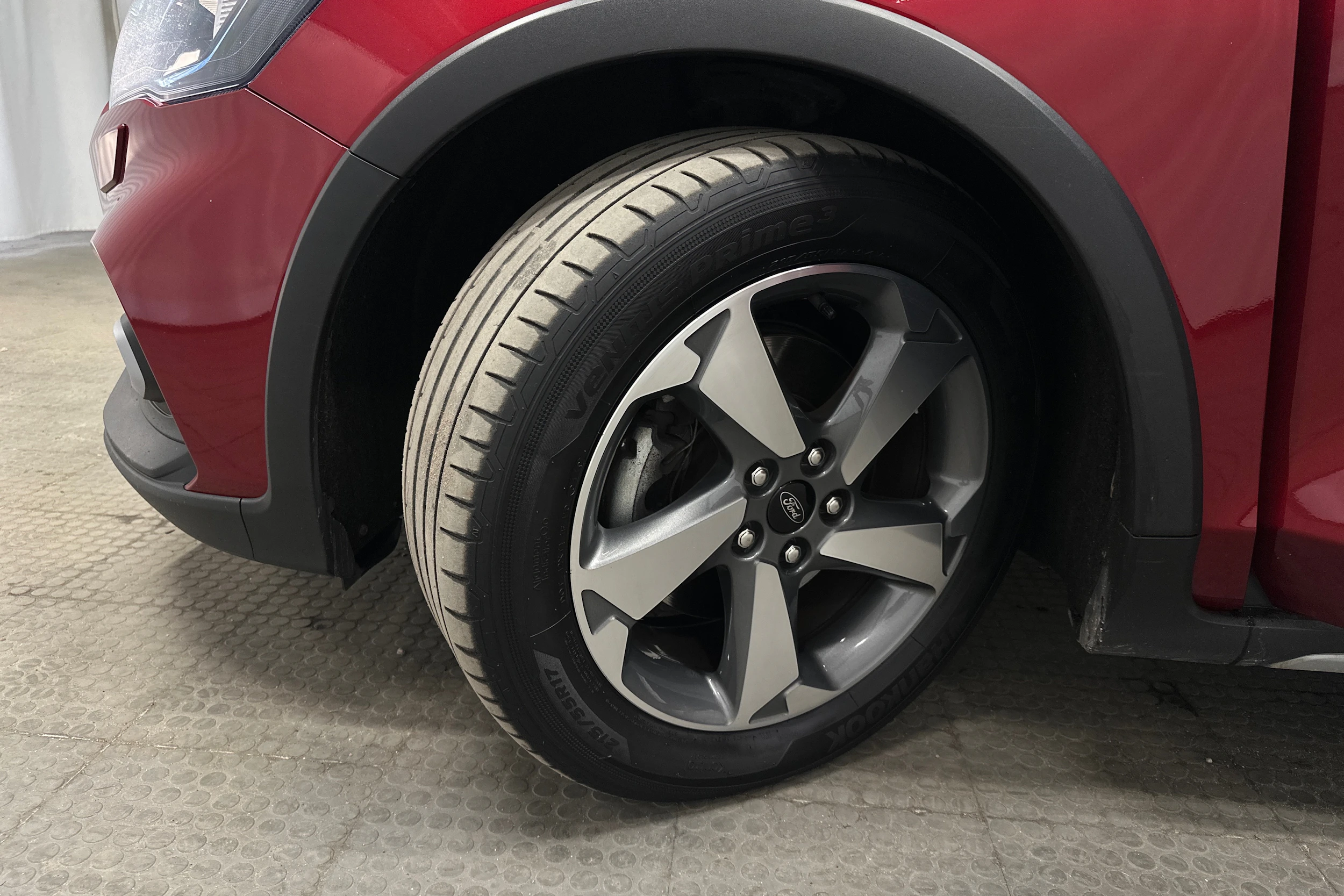 punainen Ford Focus 2019 kuva 10.